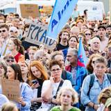 Tausende Menschen kamen auf dem Heumarkt in Köln zusammen, um, als Reaktion auf das Wahlergebnis in Sachsen-Anhalt, gegen Rechts zu demonstrieren.