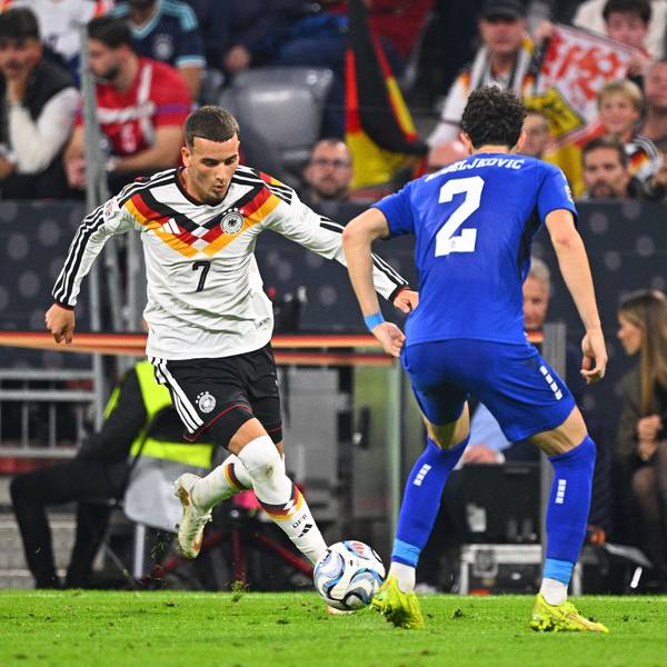Said El Mala geht gegen einen Serben ins Dribbling.