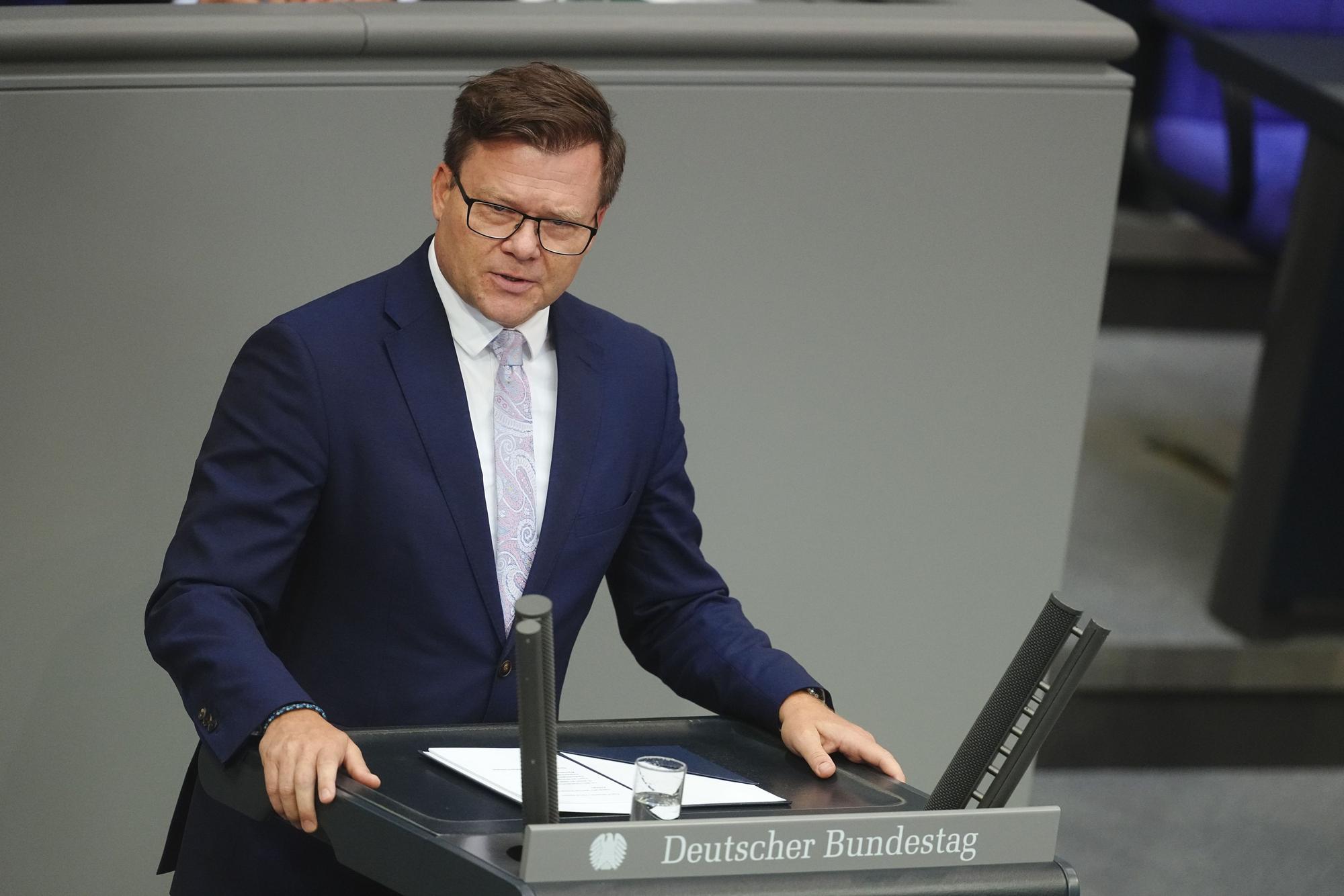 In Sorge um Natur und Wirtschaft: Bundesumweltminister Carsten Schneider (SPD)