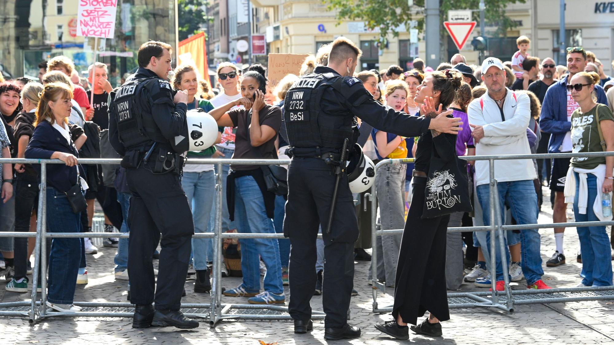 Einige Gegendemonstranten diskutierten mit der Polizei.