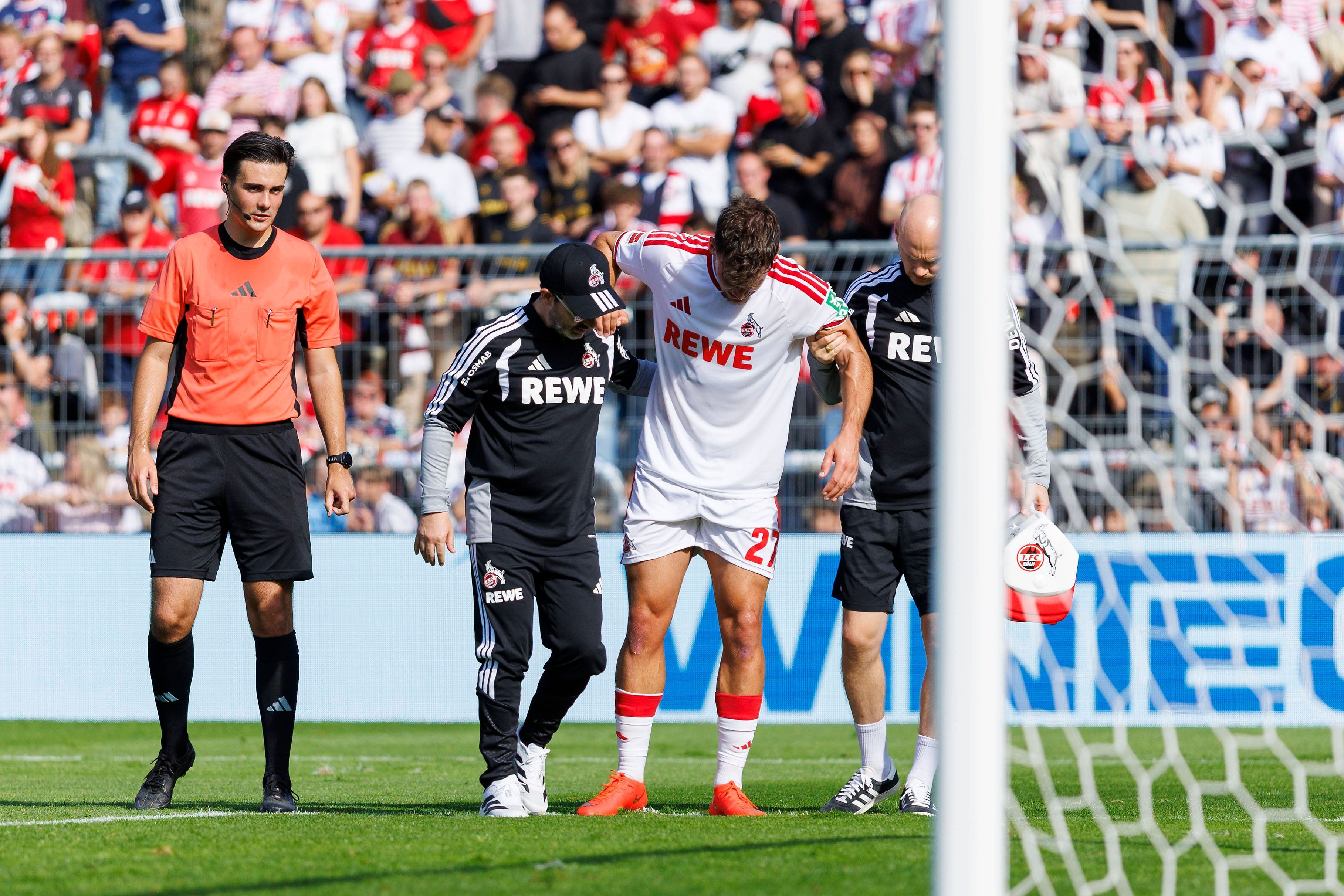 Nach seiner Verletzung wird Thijs Dallinga beim 1. FC Köln verletzt vom Feld gebracht.
