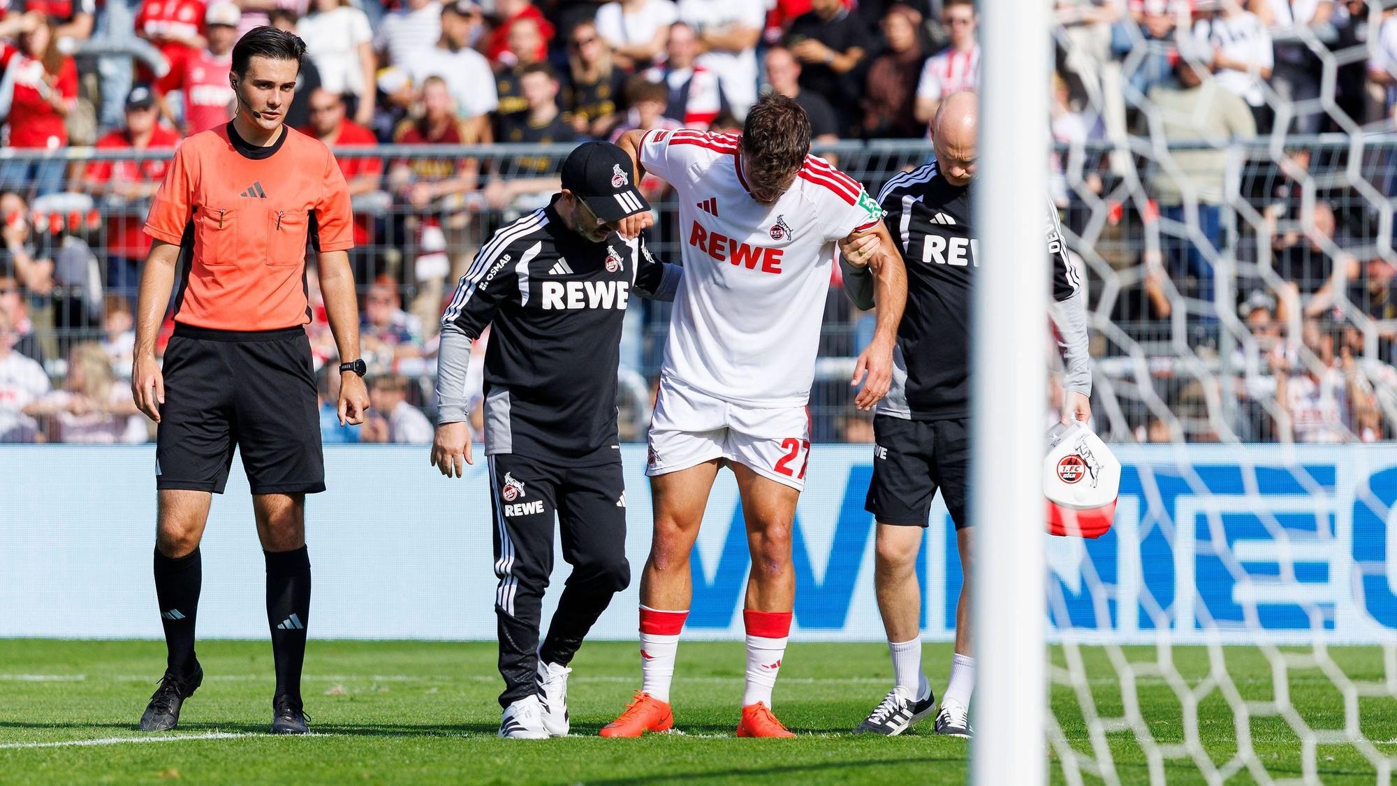 Nach seiner Verletzung wird Thijs Dallinga beim 1. FC Köln verletzt vom Feld gebracht.