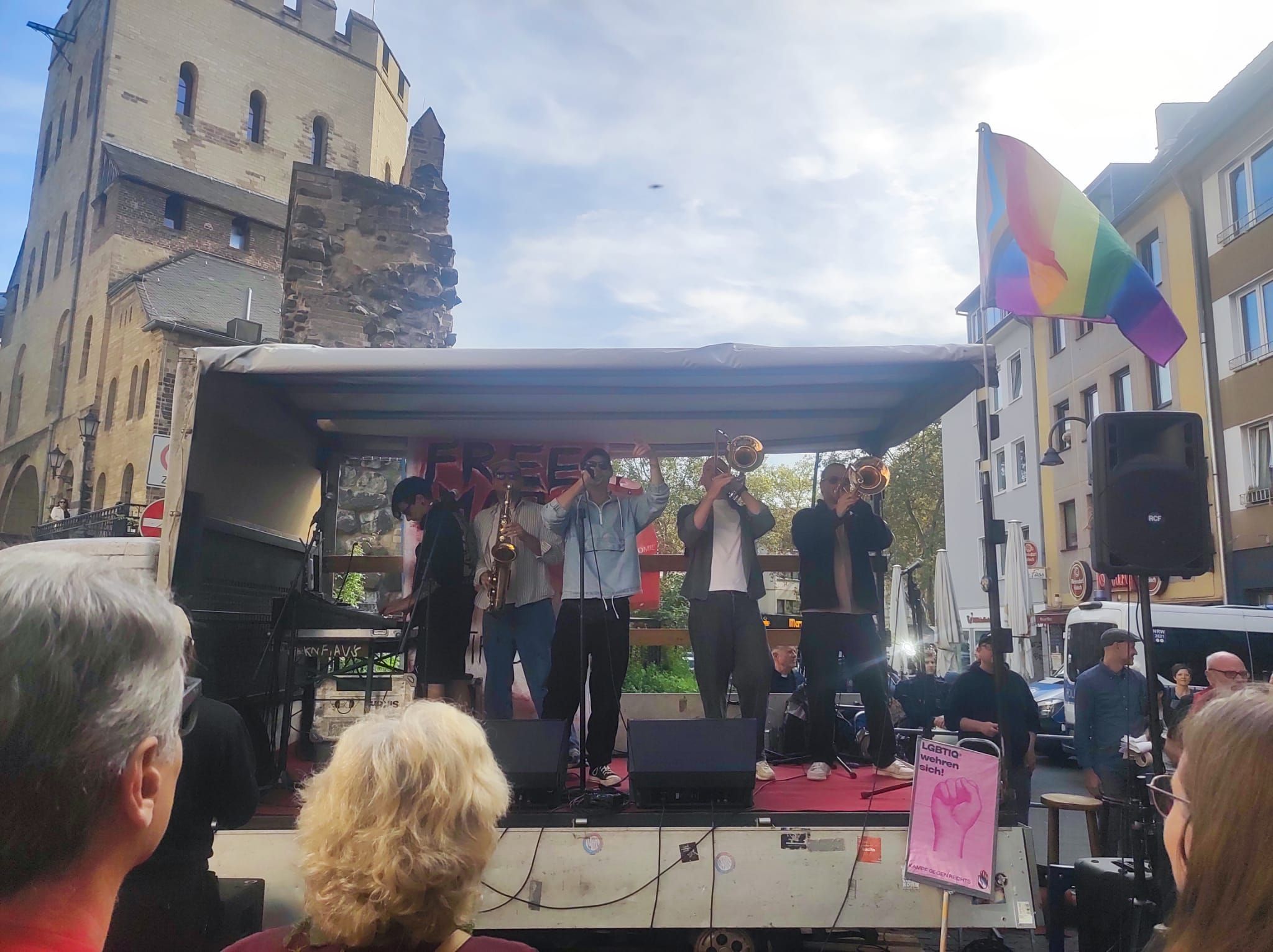 Die Band Queerbeat bei ihrem Auftritt neben der Severinstorburg.