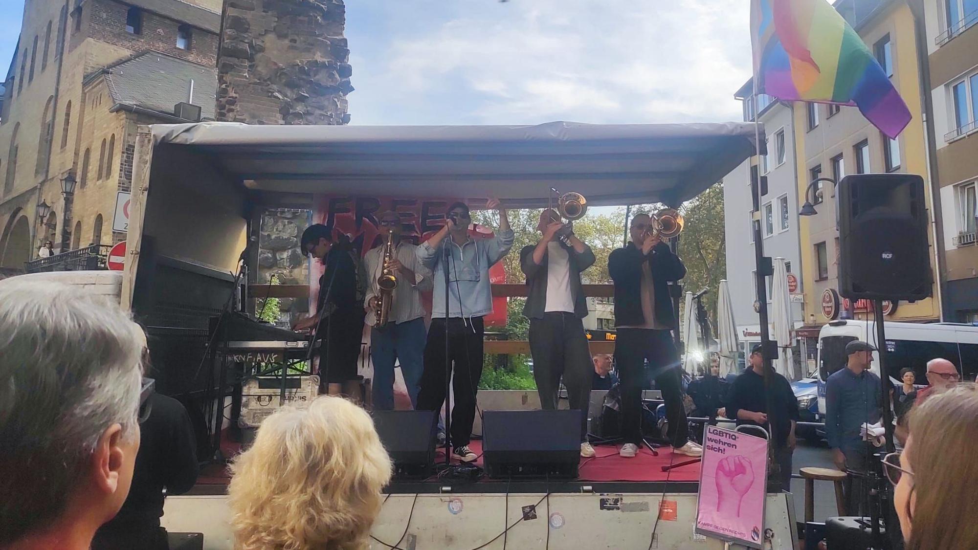Die Band Queerbeat bei ihrem Auftritt neben der Severinstorburg.