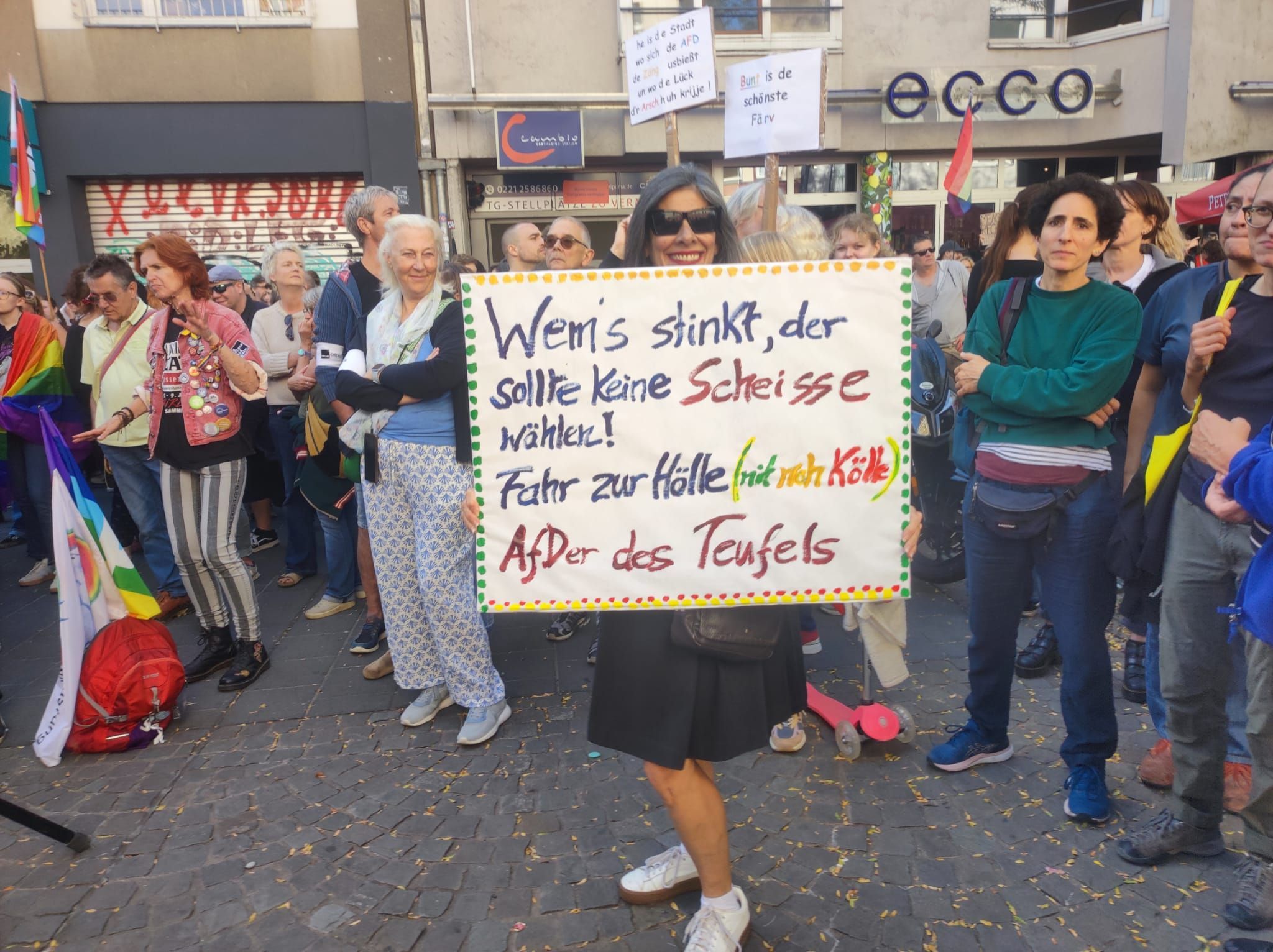 Eine Demonstrantin mit einem Plakat auf dem Karthäuserwall.
