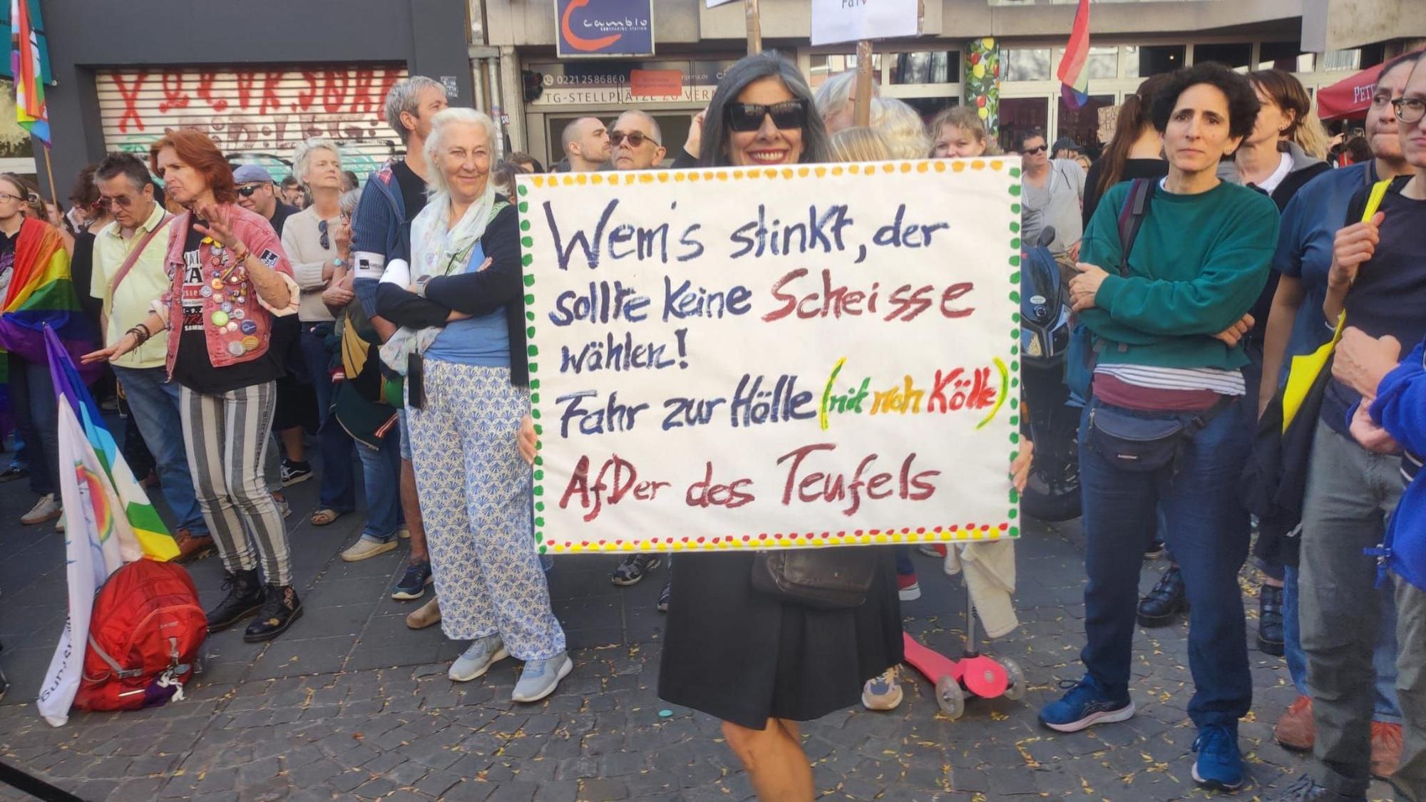 Eine Demonstrantin mit einem Plakat auf dem Karthäuserwall.