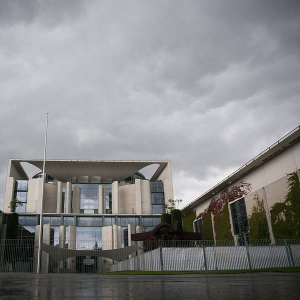 Kanzleramt unter Wolken