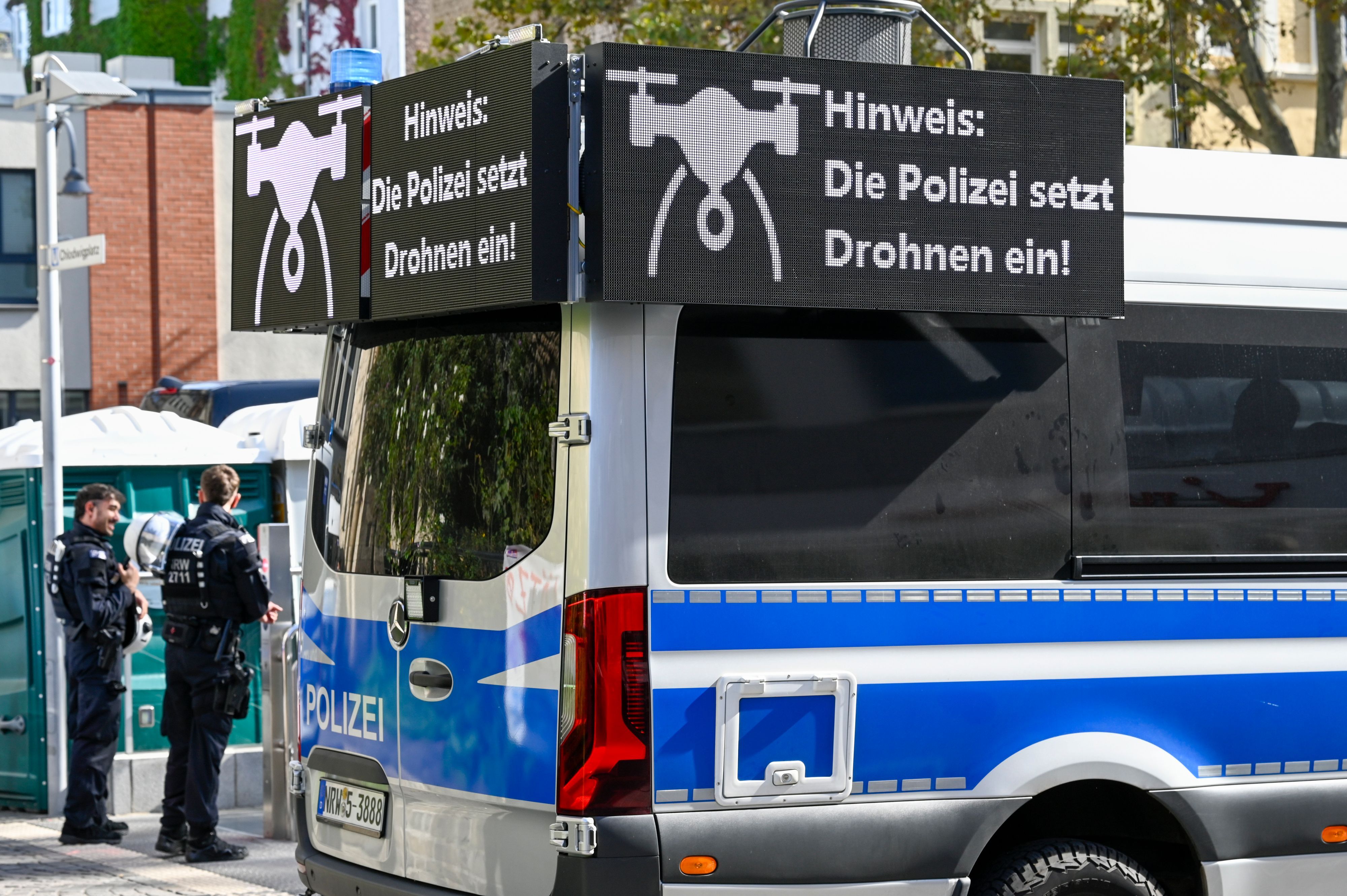 Die Polizei mit dem Hinweis auf den Einsatz von Drohnen.