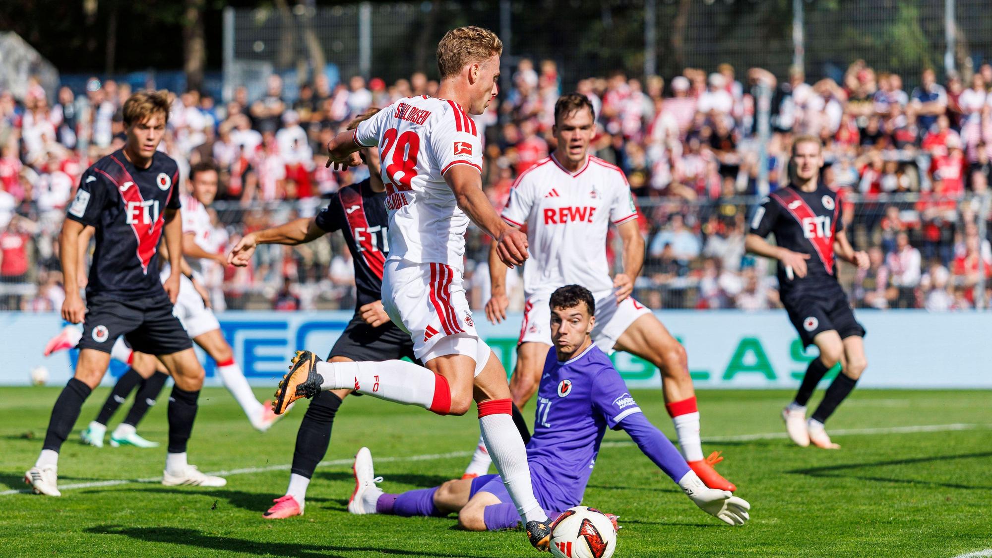 Sebastian Sebulonsen vom 1. FC Köln beim Testspiel gegen Viktoria Köln.
