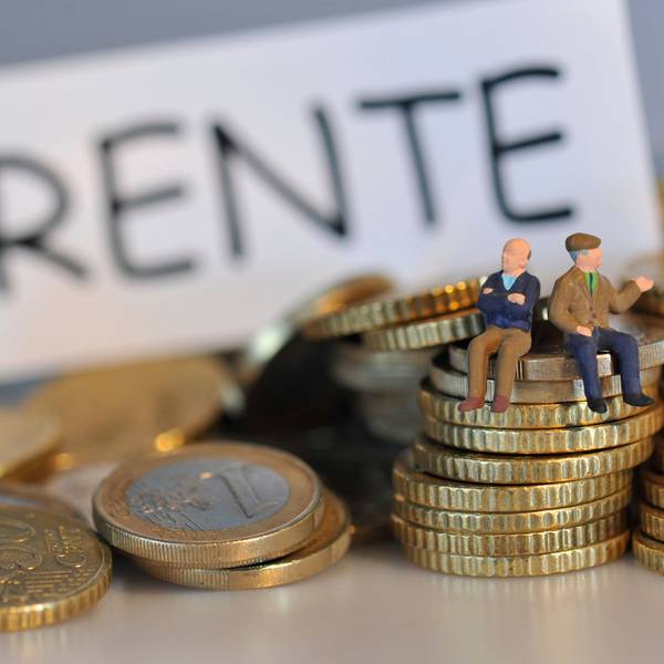 ARCHIV - 21.01.2010, Bayern, München: Die Miniatur-Figuren zweier «Rentner» sitzen auf einem Berg mit Euro-Münzen vor einem Schild mit der Aufschrift «Rente». (zu dpa: «Ökonomen warnen Bundesregierung vor Aufweichung der Rentenreform») Foto: Andreas Gebert/dpa +++ dpa-Bildfunk +++