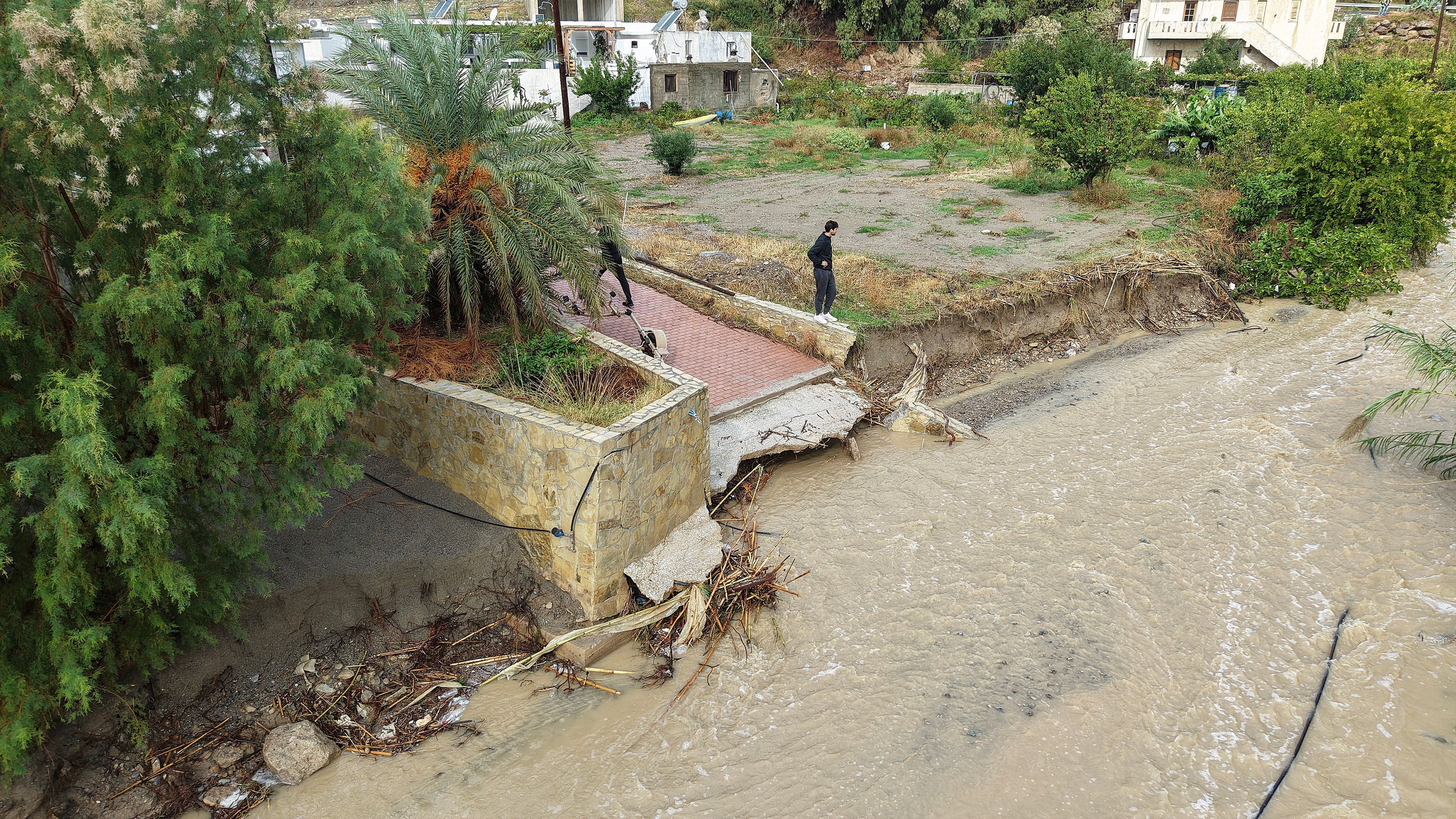 Eine Luftaufnahme eines überfluteten Gebiets in der Nähe der Stadt Ierapetra auf der Insel Kreta, als Unwetter auf der gesamten Insel zu Überschwemmungen, Straßenschäden und weitreichenden Beeinträchtigungen führten.
