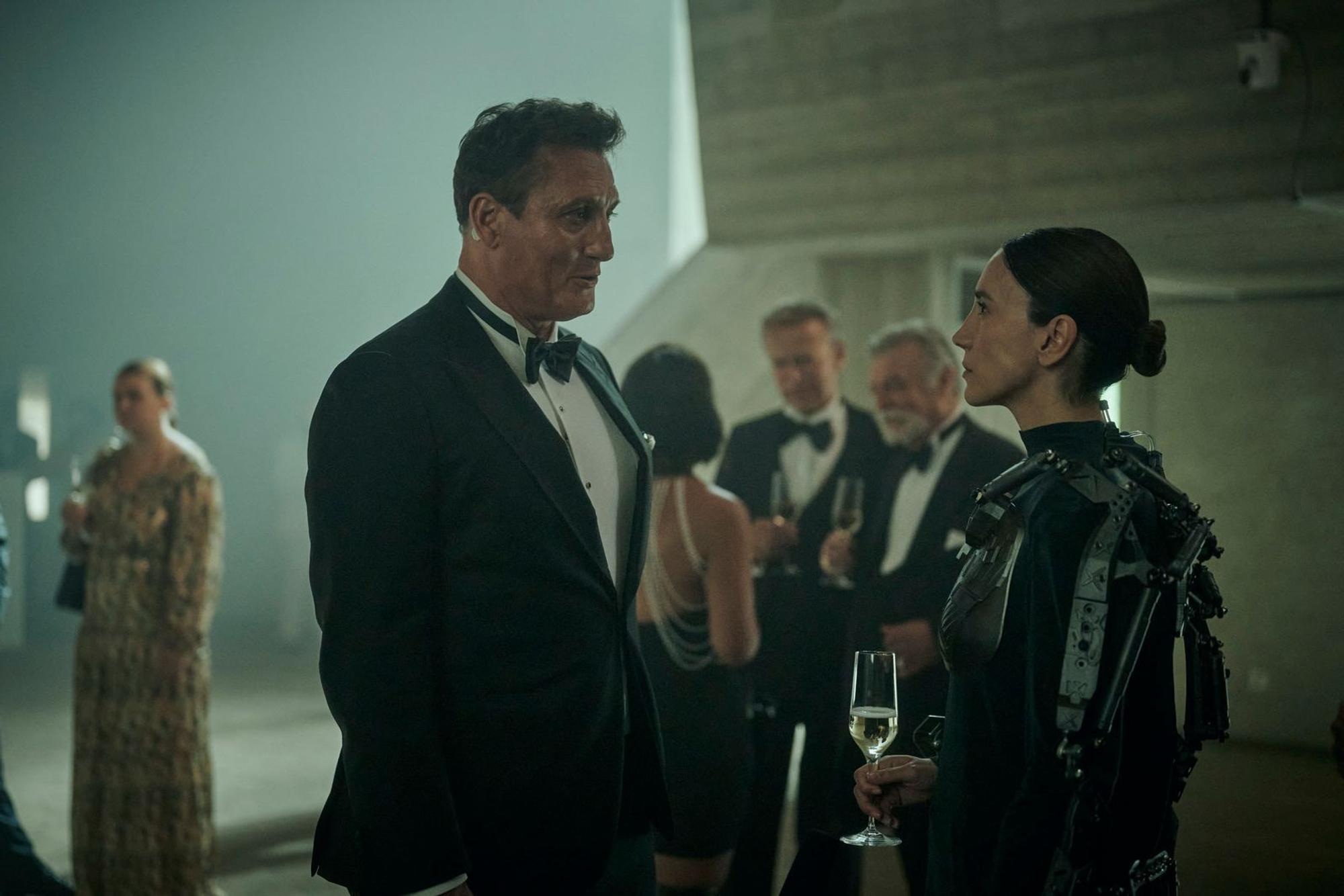 Sci-Fi-Thrillerserie „Droneland“ nach dem Roman „Drohnenland“ von Tom Hillenbrand bei Magenta TV: Ex-Soldat Aart Westerfeld (Oliver Masucci) lässt sich von Europol-Chefin Katarina Kush (Sibel Kekilli) zu einem heiklen Auftrag überreden. (Bild: ©Iris Productions/Syrreal Cats/Iris Productions Deutschland/Topkapi Series/Enter Film/Felix Abraham)