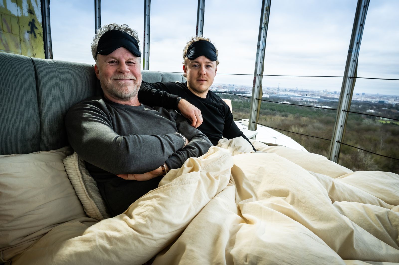 Jenke (links) und sein Sohn Jánik von Wilmsdorff sind beide schlechte Schläfer. Für „JENKE. Experiment. Schlaflos - Wie uns schlechter Schlaf krank macht“ probierte das Duo alles aus, was „der Markt“ hergibt. (Bild: Joyn/Claudius Pflug)