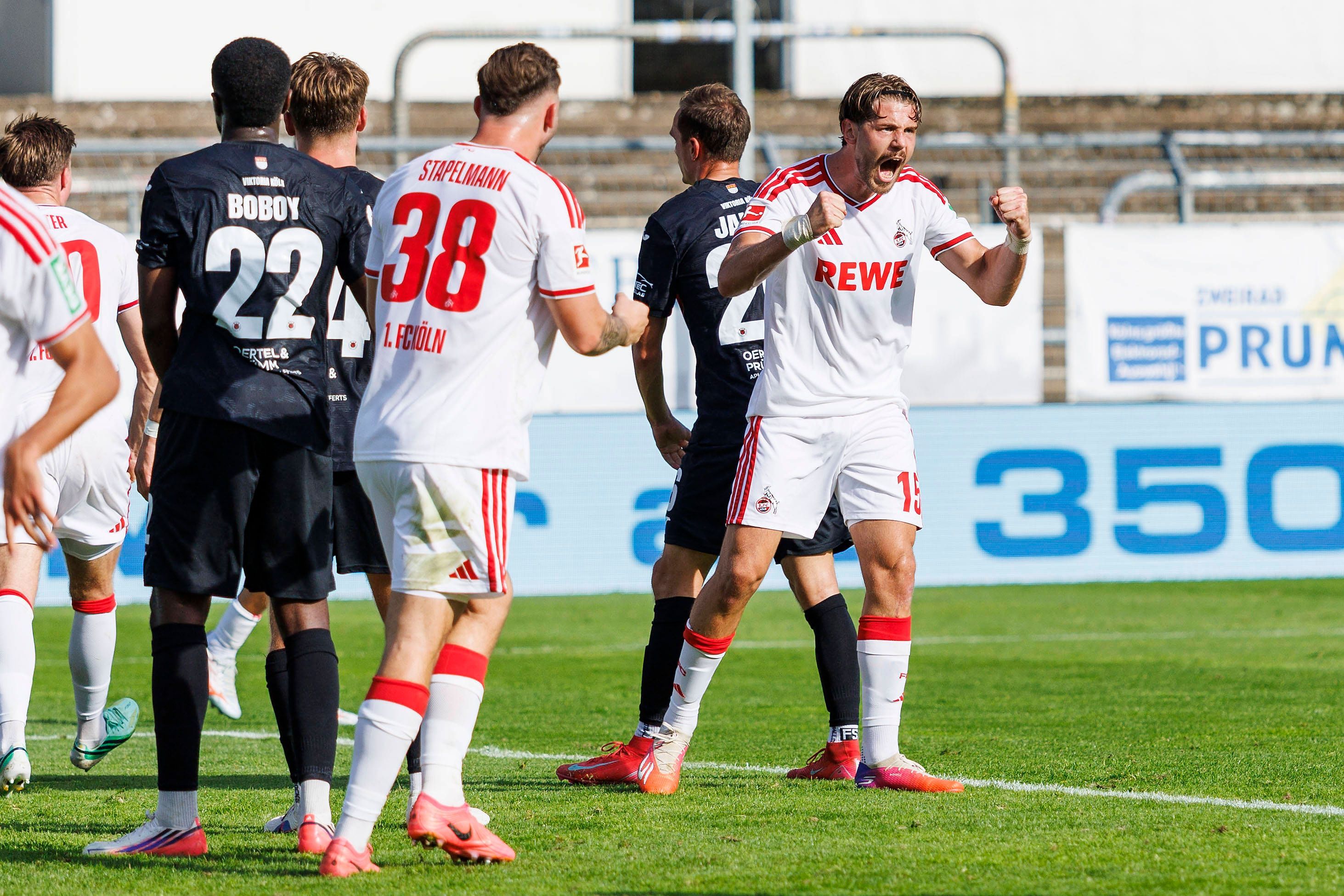 Imad Rondic bejubelt den 2:2-Ausgleich seines Kollegen Marius Bülter.