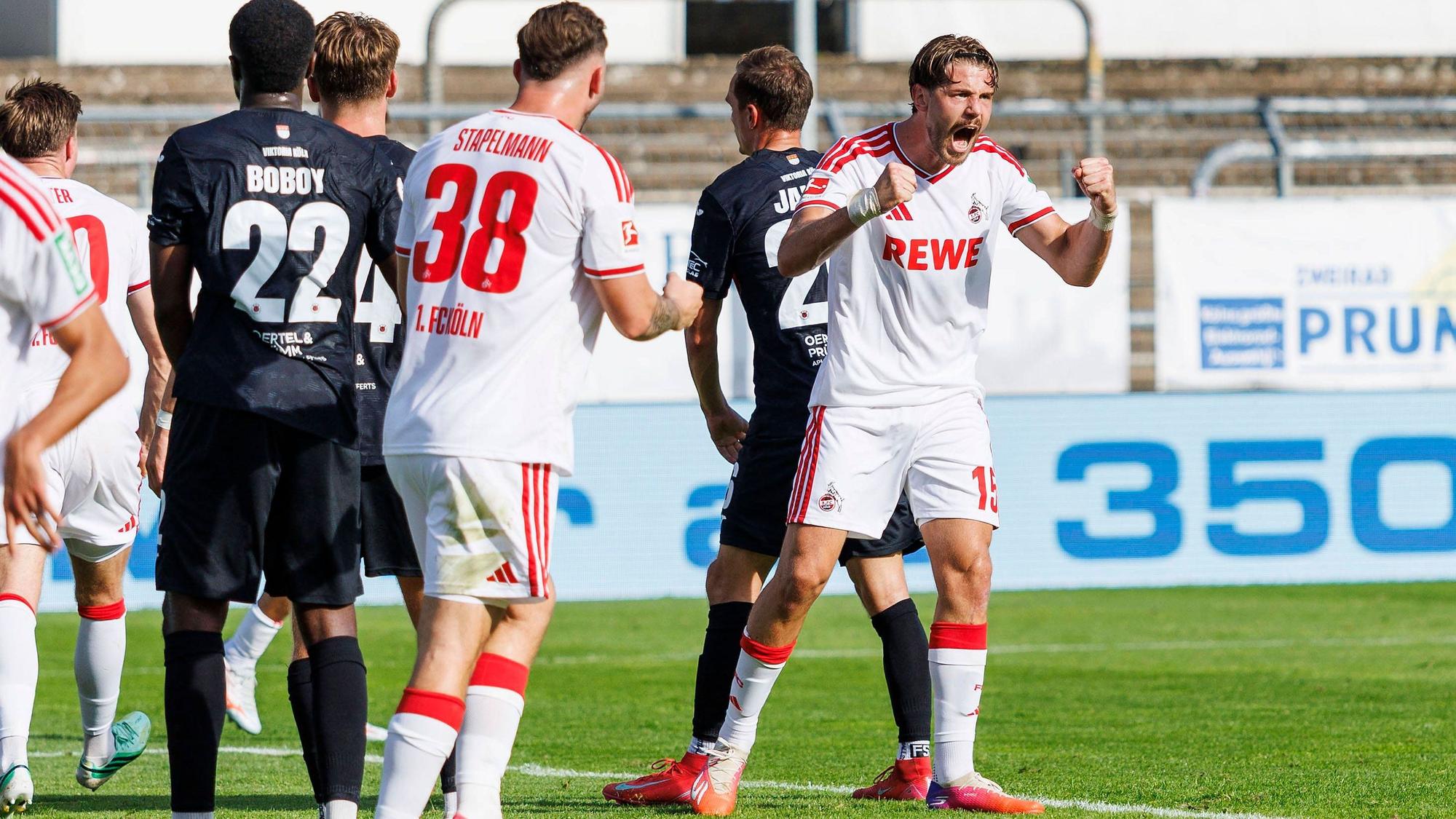 Imad Rondic bejubelt den 2:2-Ausgleich seines Kollegen Marius Bülter.