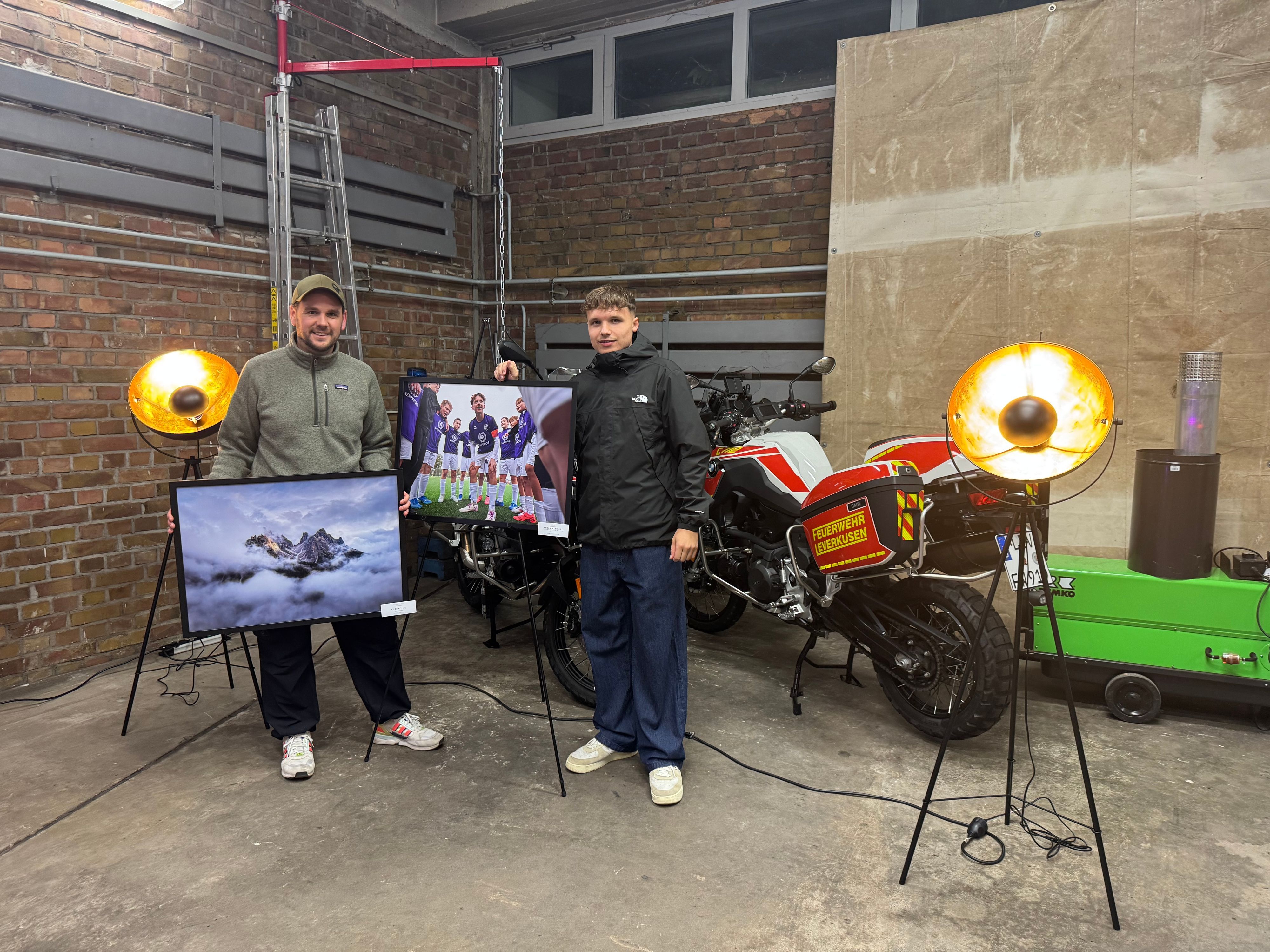 Sven Janyga und Dominik Scholz mit Fotos