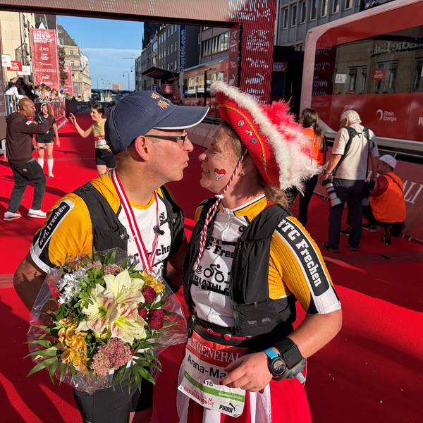 Lauf mir mir durchs Leben: Anna-Maria Bauer macht ihrem Freund Thomas Junk im Ziel einen Heiratsantrag.