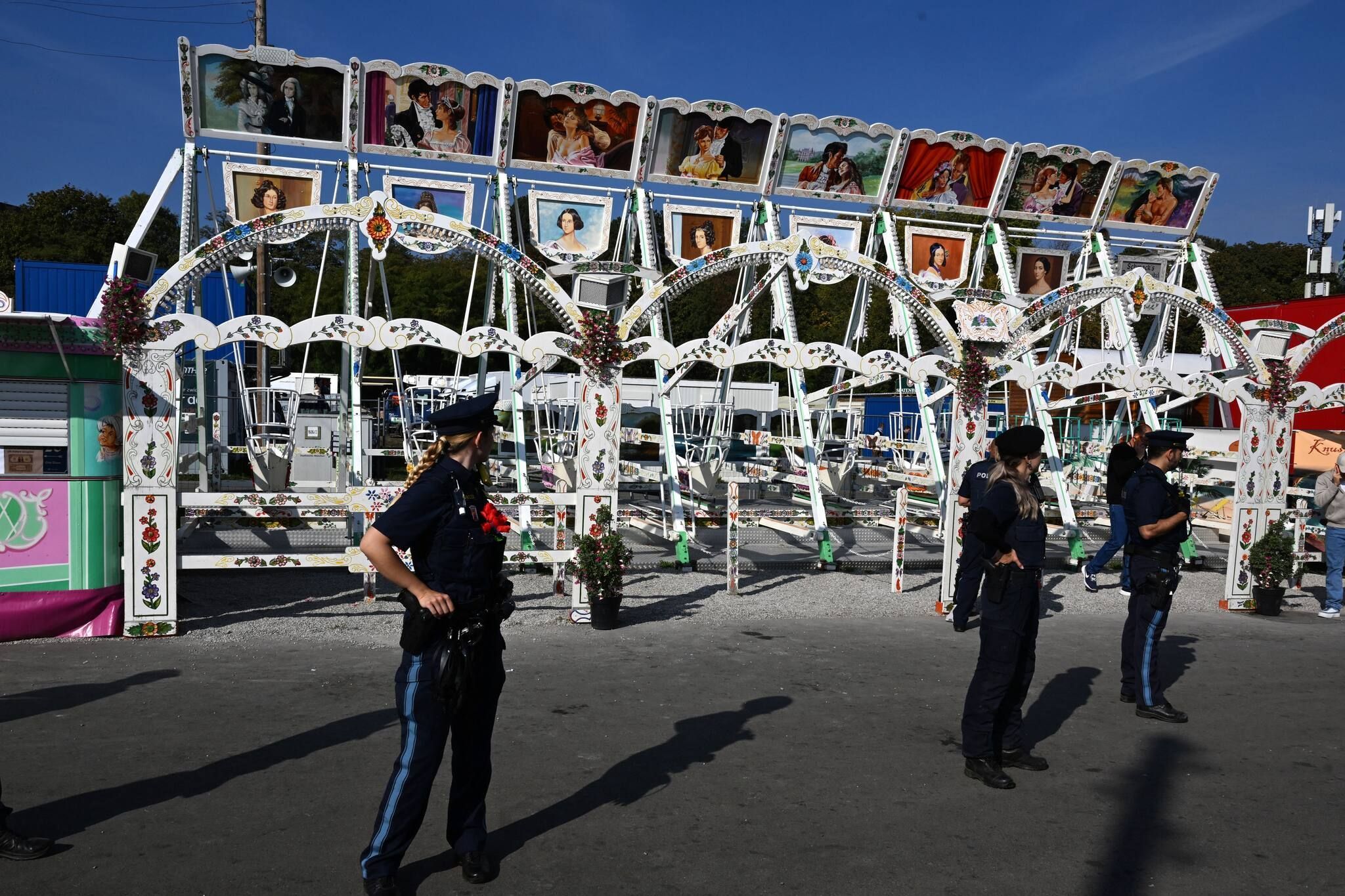 Bei der Schiffsschaukel auf dem Münchner Oktoberfest wurde der Betrieb nach einem Vorfall gestoppt.