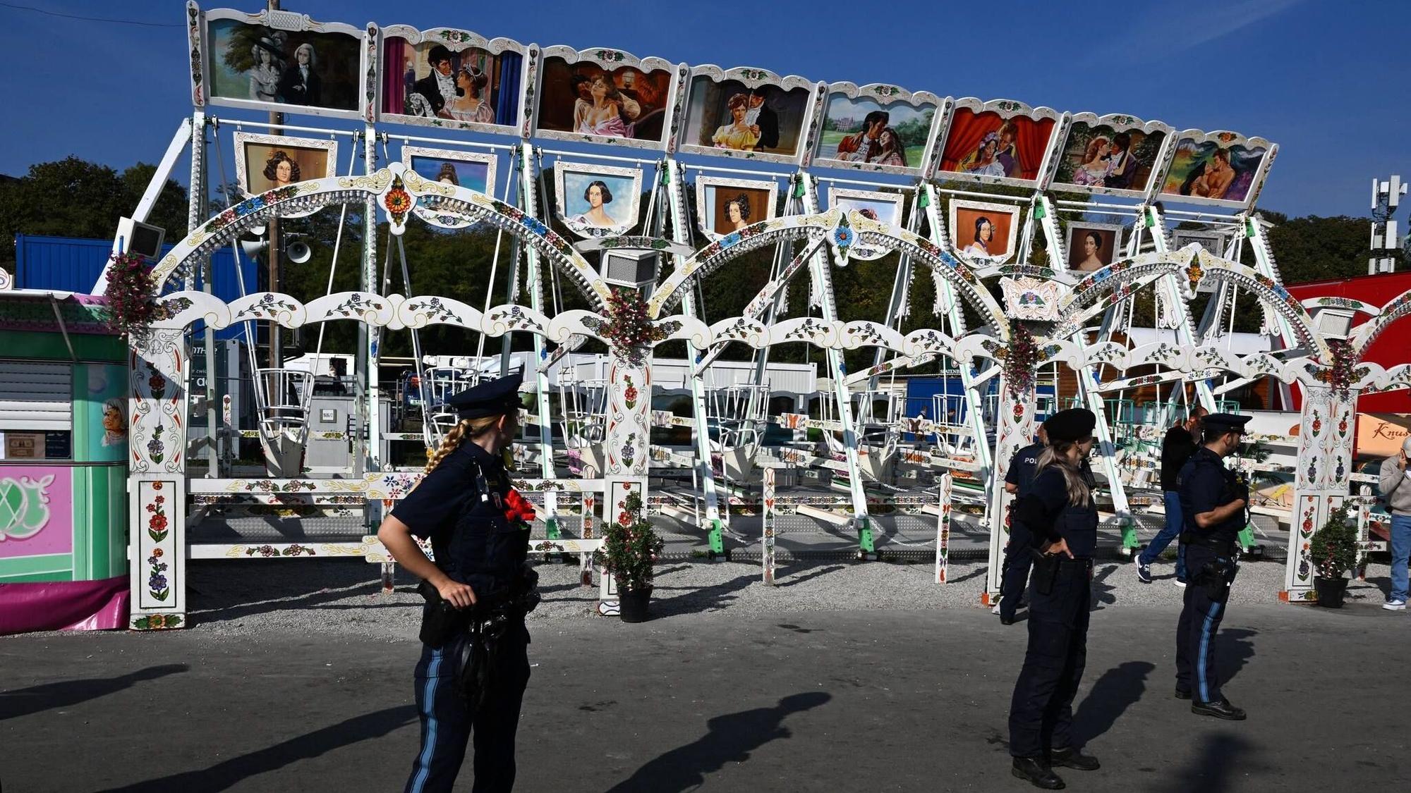 Bei der Schiffsschaukel auf dem Münchner Oktoberfest wurde der Betrieb nach einem Vorfall gestoppt.