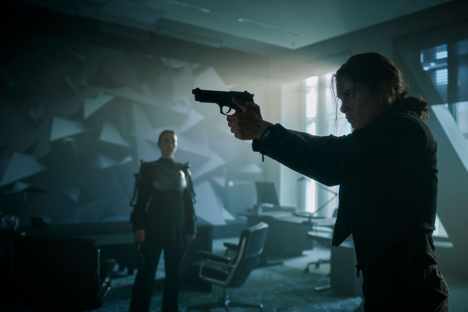 Nina Bittmann (Sophie Mousel, rechts) ist die beste Agentin von Europol-Chefin Katarina Kush (Sibel Kekilli).  (Bild: ©Iris Productions/Syrreal Cats/Iris Productions Deutschland/Topkapi Series/Enter Film/Felix Abraham)