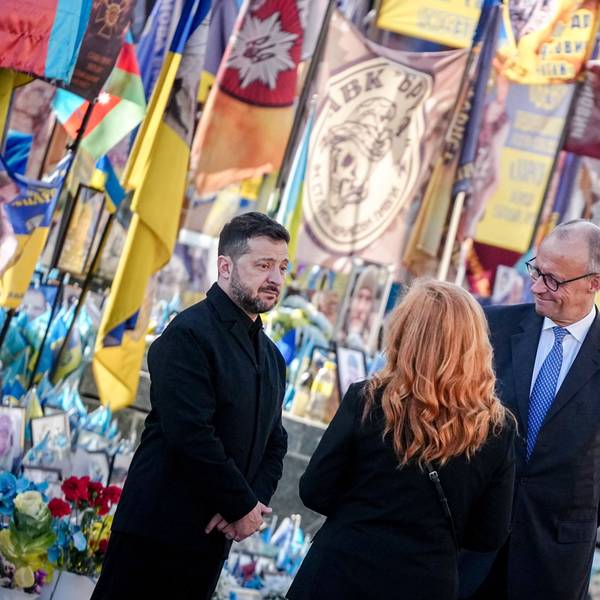 04.10.2026, Ukraine, Kiew: Bundeskanzler Friedrich Merz (M, CDU) und Wolodymyr Selenskyj (l, Präsident der Ukraine, und Katherina Reiche (r, CDU), Bundesministerin für Wirtschaft und Energie, gedenken am Maidan, dem Unabhängigkeitsplatz, den im Krieg mit Russland gefallenen ukrainischen Soldaten. Foto: Kay Nietfeld/dpa +++ dpa-Bildfunk +++