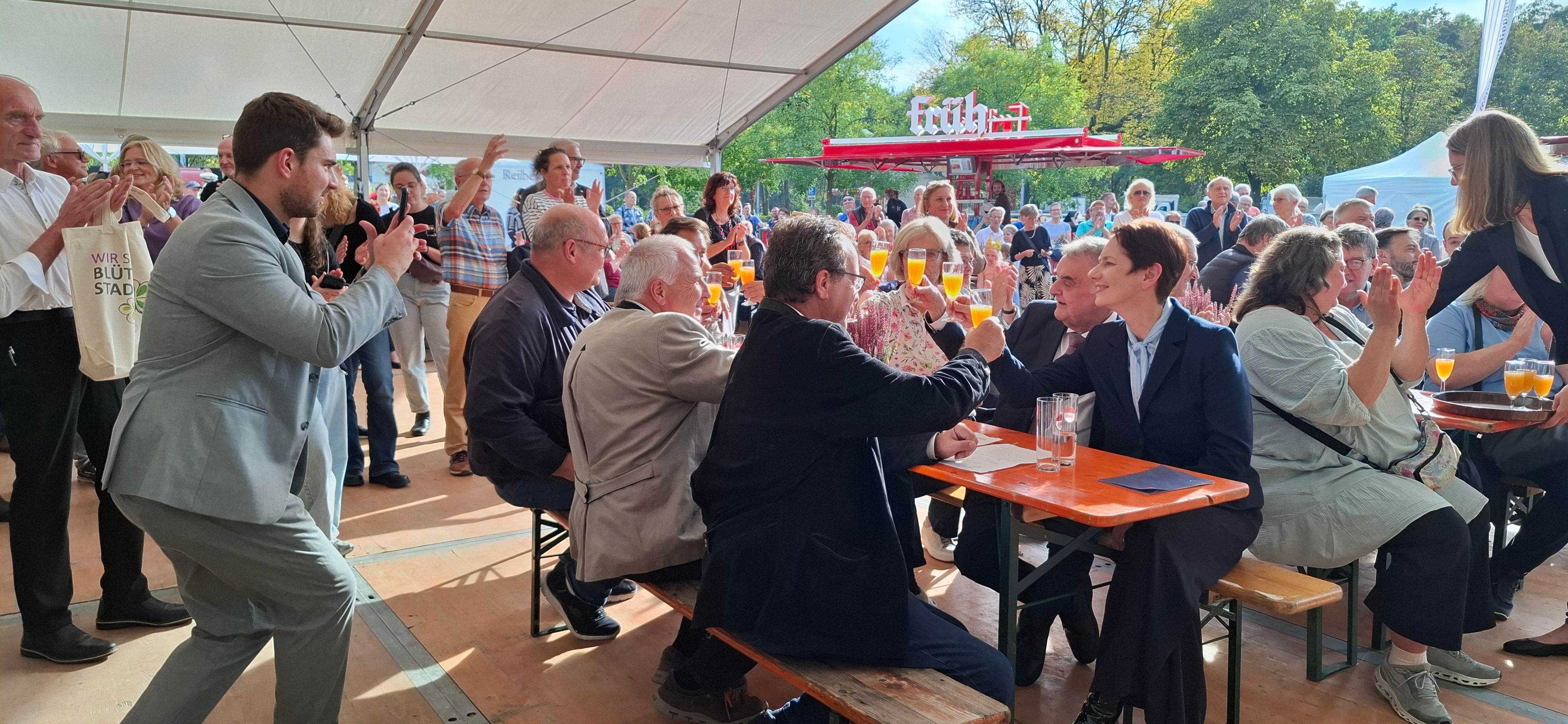 Auch NRW Innenminister Herbert Reul trank einen Obstsaft.