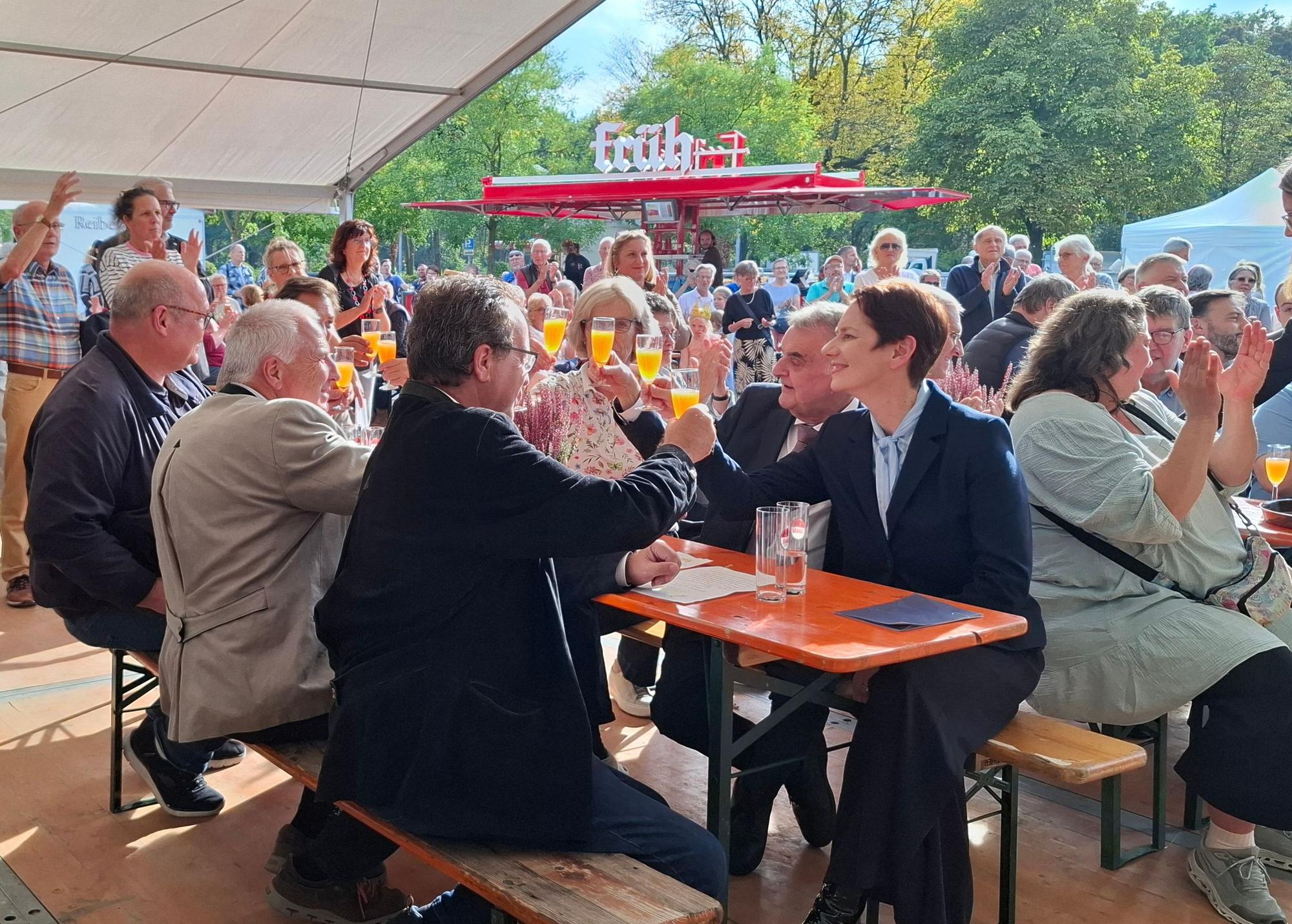 Auch NRW Innenminister Herbert Reul trank einen Obstsaft.
