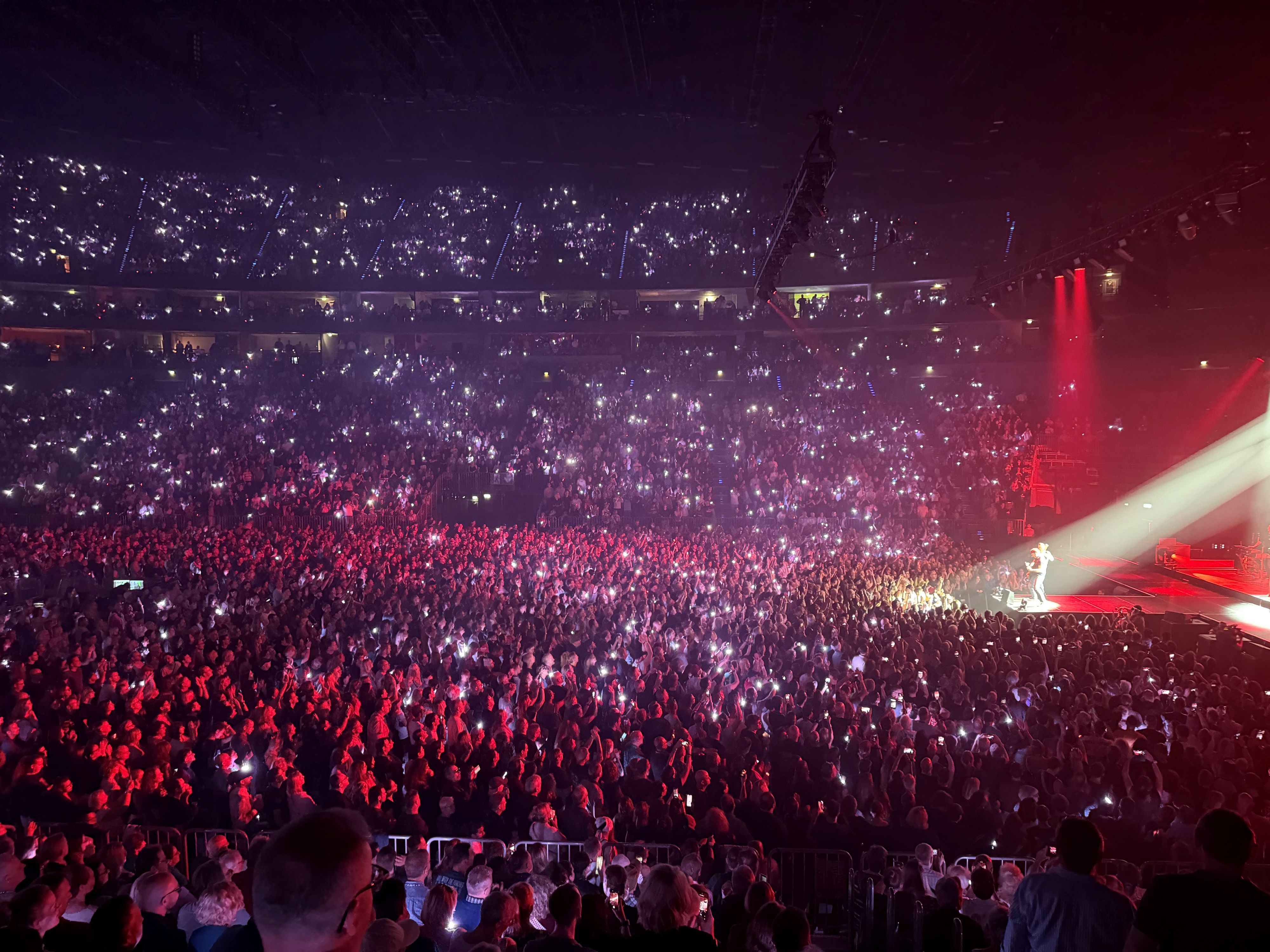 Blick in die Lanxess-Arena beim Konzert von Bryan Adams.