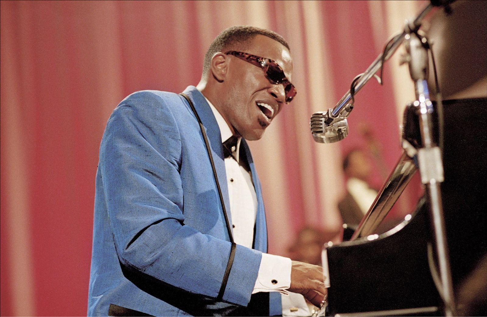 Für seine brillante Darstellung der Soul-Ikone Ray Charles in „Ray“ wurde Jamie Foxx, der selbst in die Tasten griff, mit einem Oscar ausgezeichnet.  (Bild: Universal)