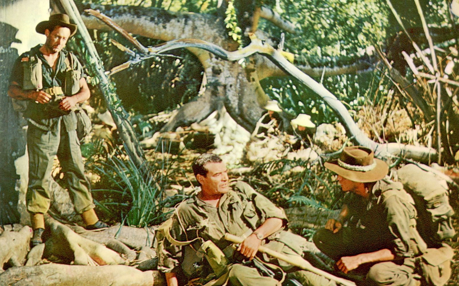 Verzweiflung am Kwai: Major Shears (William Holden, links) und Major Warden (Jack Hawkins, Mitte) sind von den Japanern gefangen genommen worden. (Bild: Sony)