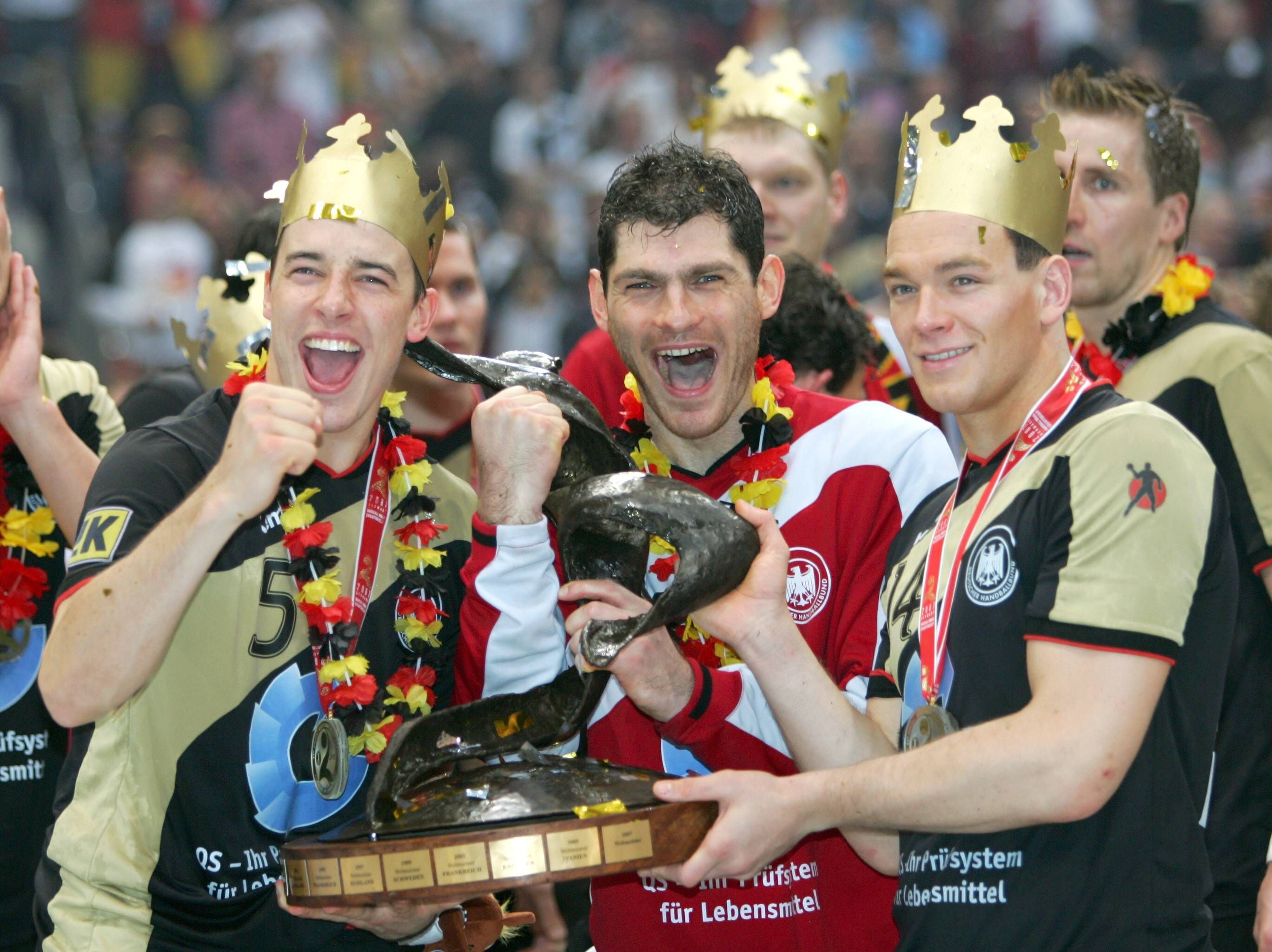 Bildnummer: 02670084  Datum: 04.02.2007  Copyright: imago/WEREK
Deutschland ist Handball Weltmeister 2007 - Dominik Klein (li.), Torwart Henning Fritz (Mitte) und Christian Zeitz mit der Weltmeistertrophäe; Vdig, quer, close, Feier, feiern, Sieg, Sieger, Siegesfeier, Jubel, jubeln, Schrei, schreien, Jubelschrei, Freudenschrei, Siegesjubel, Siegerehrung, Podium, Podest, Pokal Trophäe Weltmeisterpokal Emotionen Blumenkranz, Blumenkränze, Landesfarben, Krone WM 2007, Länderspiel, Nationalteam, Nationaltrikot, Finale, Endspiel Köln Begeisterung, Freude,  Handball WM Herren Mannschaft Gruppenbild optimistisch Randmotiv Personen Objekte