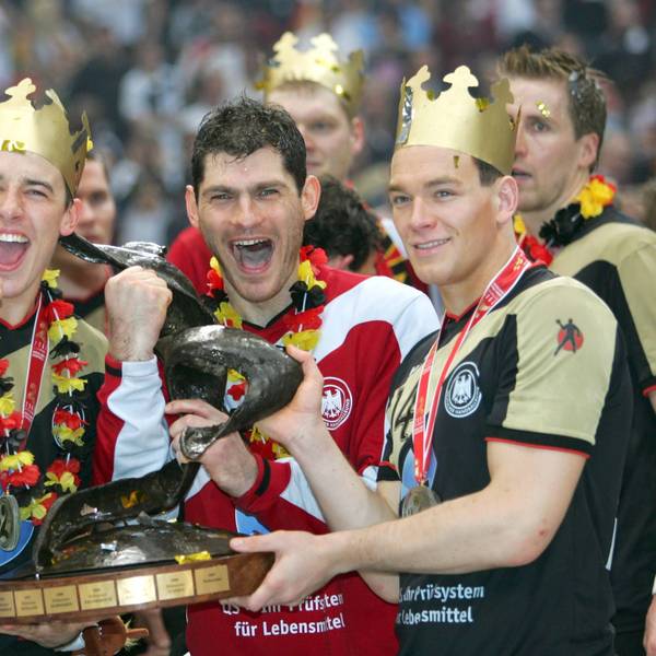 Bildnummer: 02670084 Datum: 04.02.2007 Copyright: imago/WEREK
Deutschland ist Handball Weltmeister 2007 - Dominik Klein (li.), Torwart Henning Fritz (Mitte) und Christian Zeitz mit der Weltmeistertrophäe; Vdig, quer, close, Feier, feiern, Sieg, Sieger, Siegesfeier, Jubel, jubeln, Schrei, schreien, Jubelschrei, Freudenschrei, Siegesjubel, Siegerehrung, Podium, Podest, Pokal Trophäe Weltmeisterpokal Emotionen Blumenkranz, Blumenkränze, Landesfarben, Krone WM 2007, Länderspiel, Nationalteam, Nationaltrikot, Finale, Endspiel Köln Begeisterung, Freude, Handball WM Herren Mannschaft Gruppenbild optimistisch Randmotiv Personen Objekte