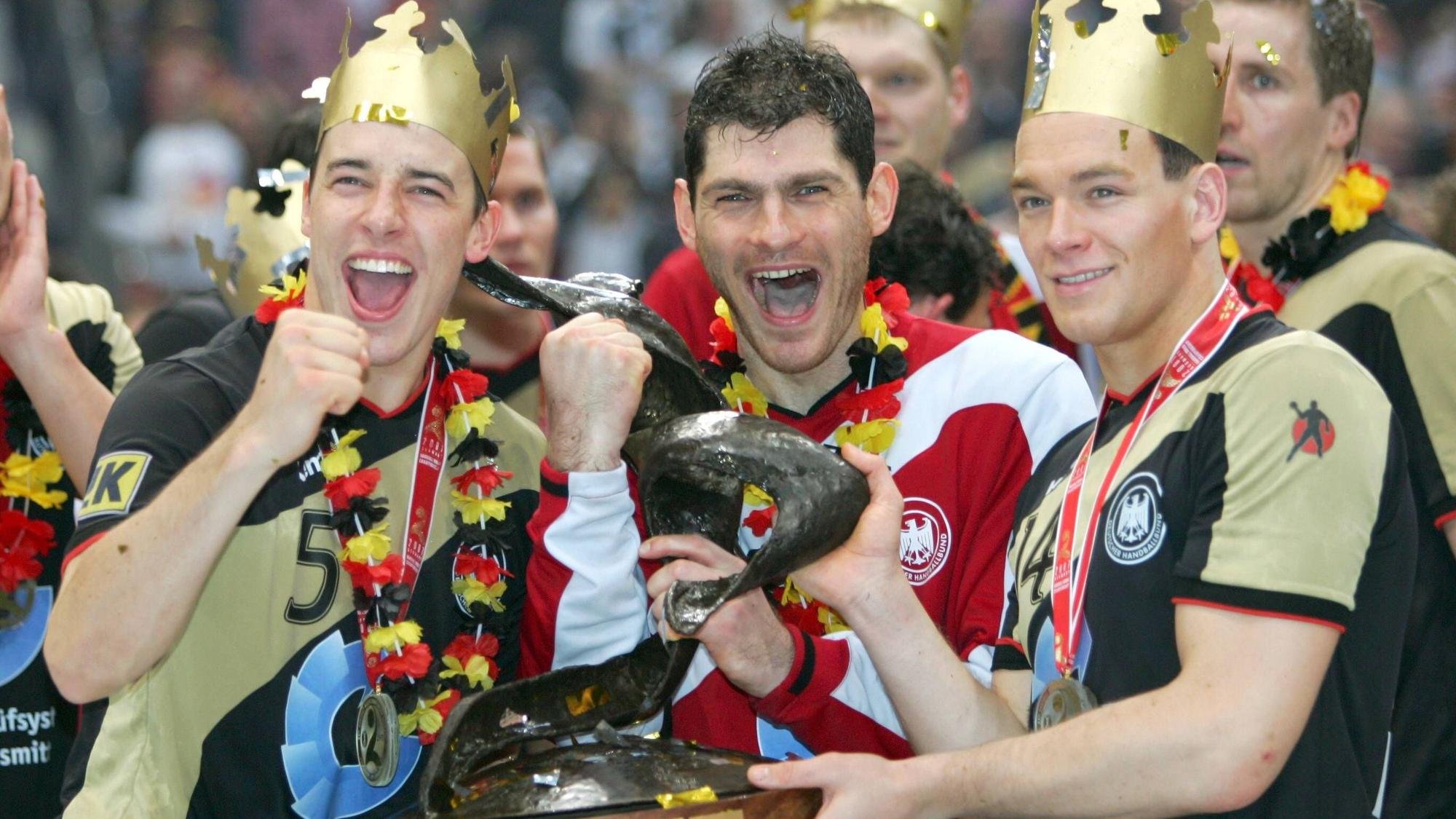 Bildnummer: 02670084 Datum: 04.02.2007 Copyright: imago/WEREK
Deutschland ist Handball Weltmeister 2007 - Dominik Klein (li.), Torwart Henning Fritz (Mitte) und Christian Zeitz mit der Weltmeistertrophäe; Vdig, quer, close, Feier, feiern, Sieg, Sieger, Siegesfeier, Jubel, jubeln, Schrei, schreien, Jubelschrei, Freudenschrei, Siegesjubel, Siegerehrung, Podium, Podest, Pokal Trophäe Weltmeisterpokal Emotionen Blumenkranz, Blumenkränze, Landesfarben, Krone WM 2007, Länderspiel, Nationalteam, Nationaltrikot, Finale, Endspiel Köln Begeisterung, Freude, Handball WM Herren Mannschaft Gruppenbild optimistisch Randmotiv Personen Objekte