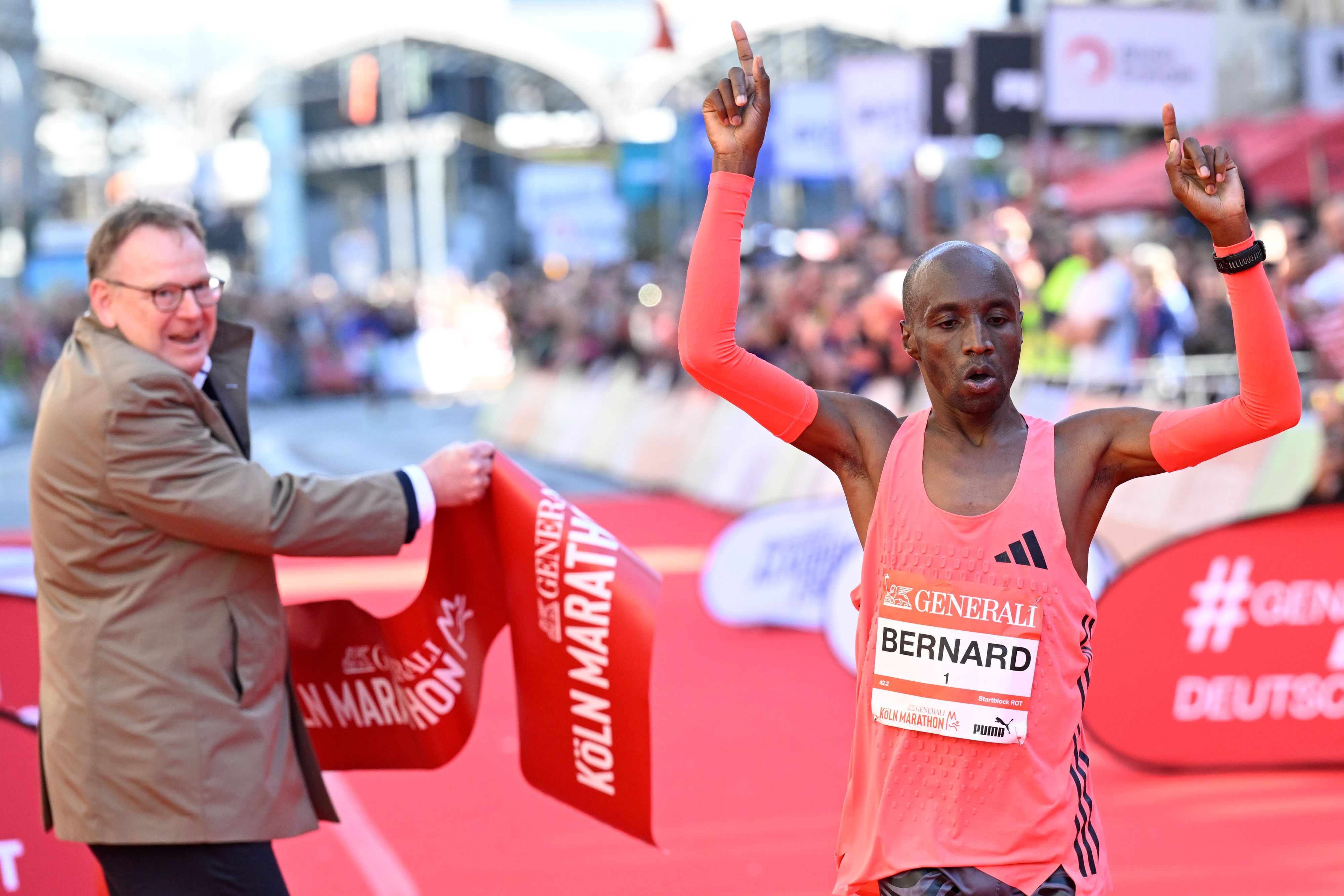 04.10.2026, Köln: Der schnellste Mann stellt einen neuen Streckenrekord auf. Am 28. Generali Köln Marathon nehmen 41.000 Läuferinnen und Läufer teil. Foto: Uwe Weiser