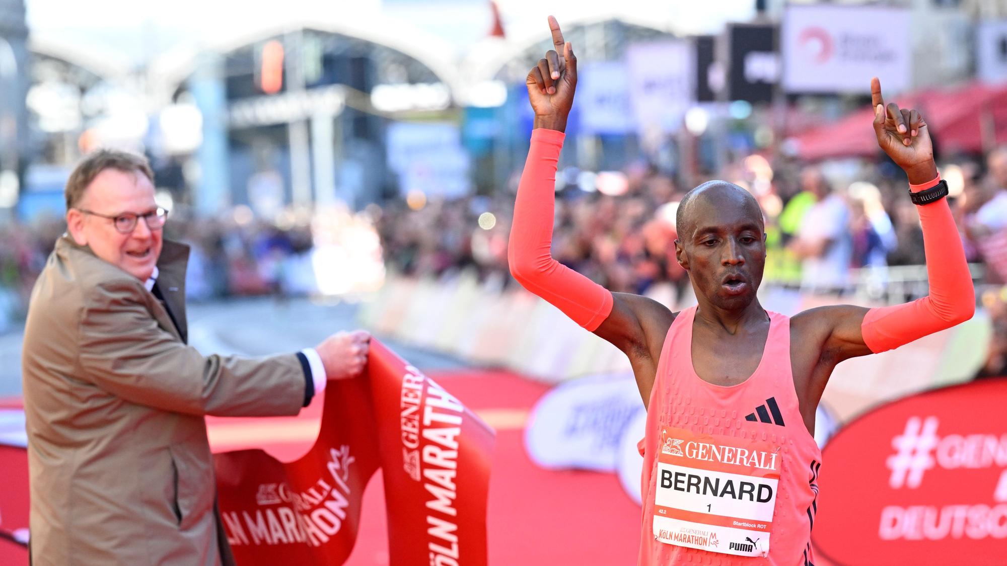 04.10.2026, Köln: Der schnellste Mann stellt einen neuen Streckenrekord auf. Am 28. Generali Köln Marathon nehmen 41.000 Läuferinnen und Läufer teil. Foto: Uwe Weiser