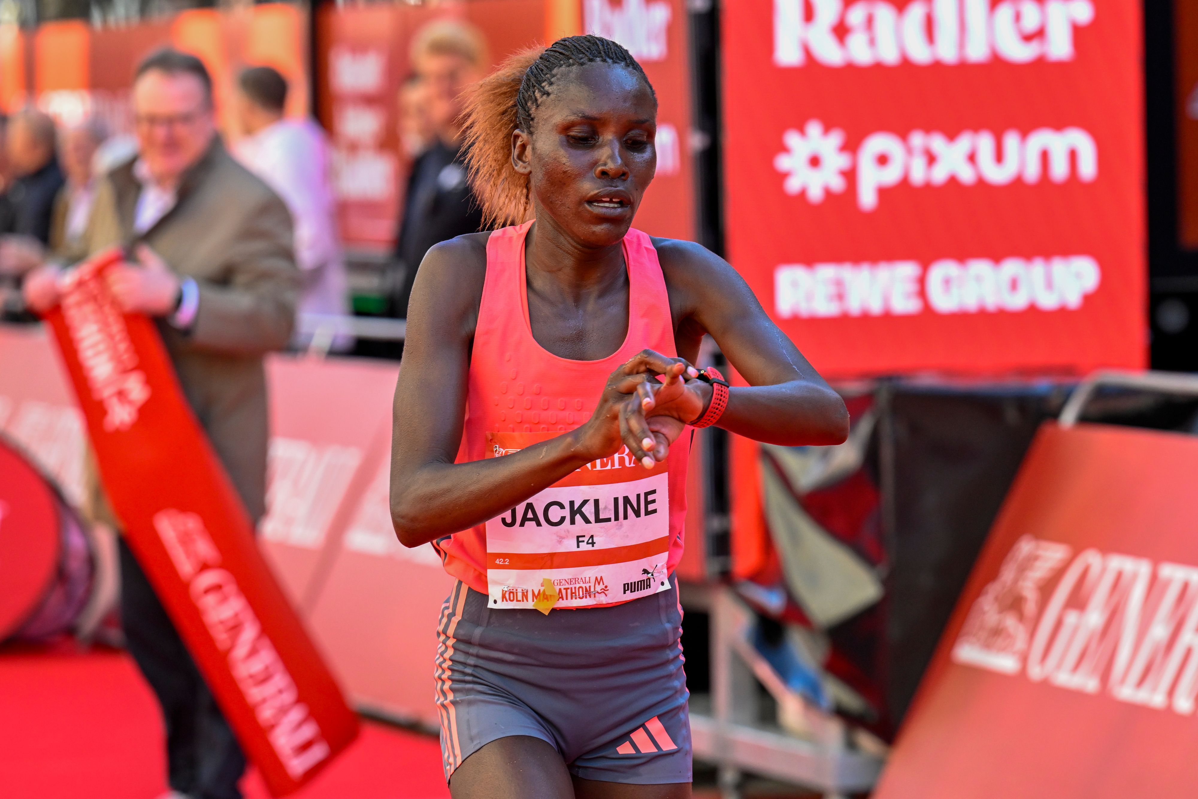04.10.2026, Köln: Die schnellste Frau läuft ins Ziel. Am 28. Generali Köln Marathon nehmen 41.000 Läuferinnen und Läufer teil. Foto: Uwe Weiser