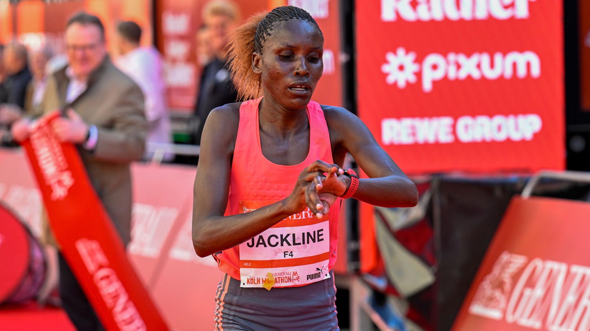 04.10.2026, Köln: Die schnellste Frau läuft ins Ziel. Am 28. Generali Köln Marathon nehmen 41.000 Läuferinnen und Läufer teil. Foto: Uwe Weiser