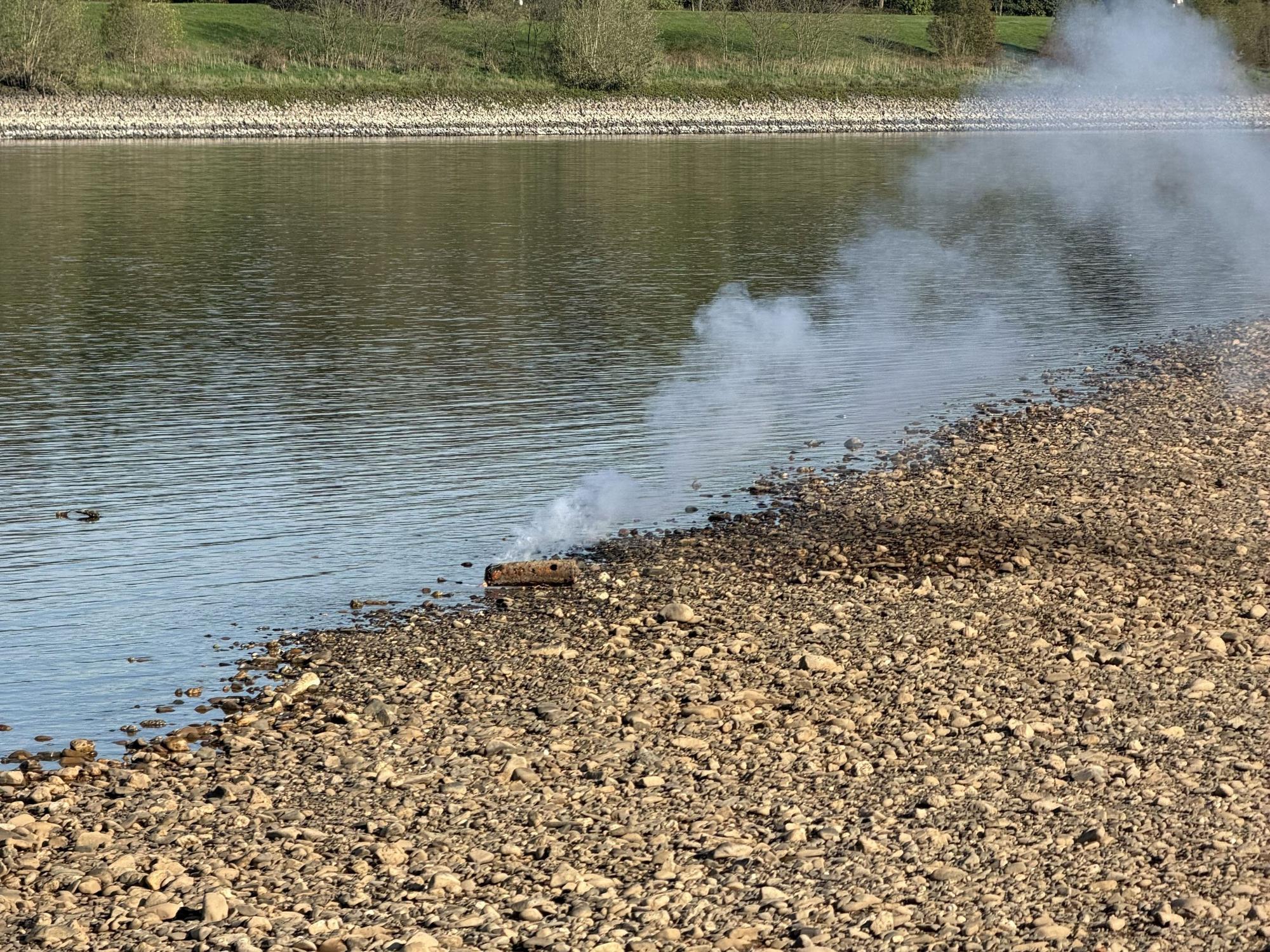 Brennende Phosphor-Brandbombe am Rheinufer in Neuss.