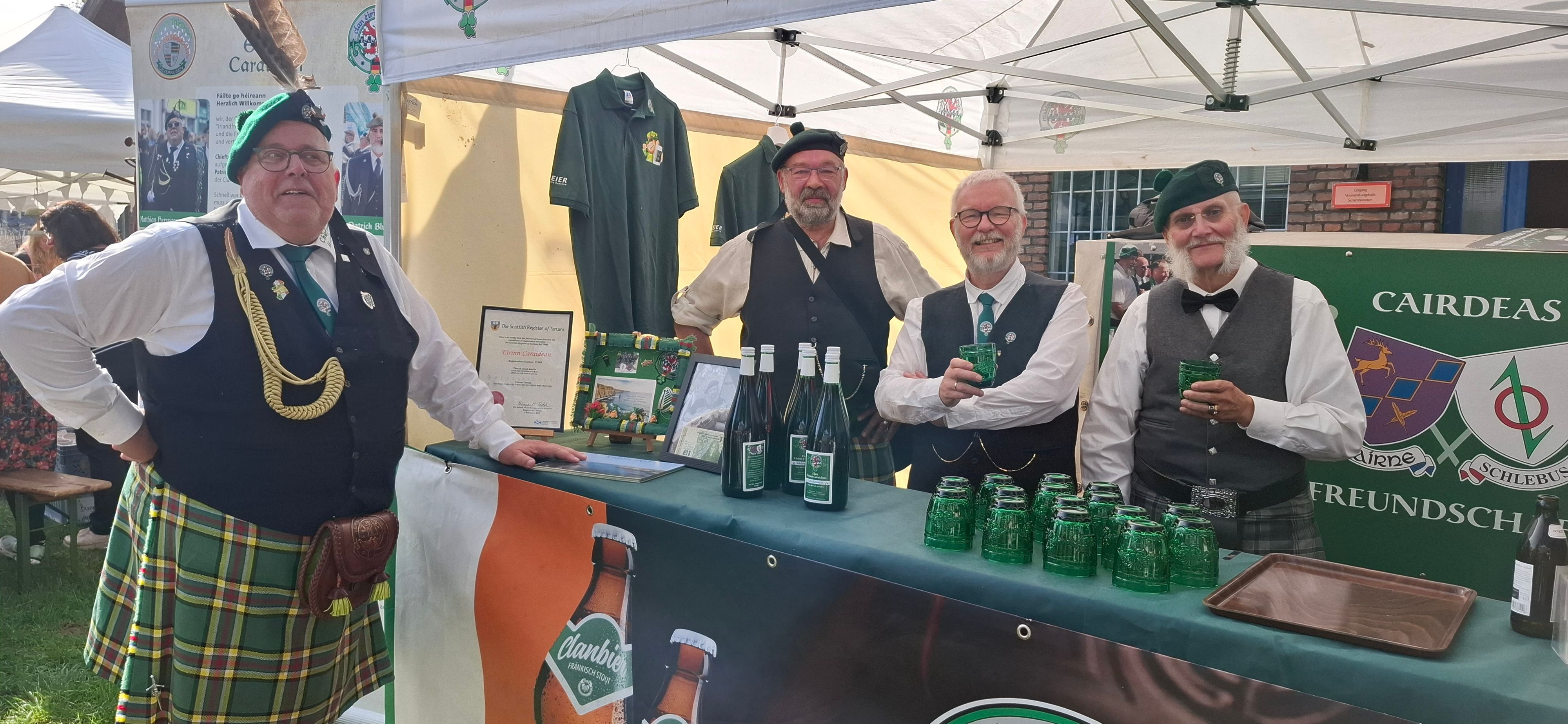 Leute vom irischen Clan Èirinn Caraidean