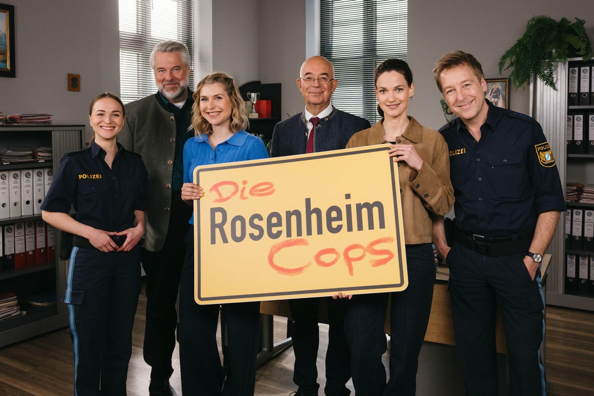 Sie bilden das aktuelle Team bei den „Rosenheim-Cops“ (von links): Polizeiobermeisterin Pia Arnbruck (Katharina Plank), Kriminalhauptkommissar Anton Stadler (Dieter Fischer), die baldige Sekretärin Christin Lange (Sarah Thonig), Polizeidirektor Gert Achtziger (Alexander Duda), Kriminalhauptkommissarin Julia Beck (Michaela Weingartner) und Polizeiobermeister Michi Mohr (Max Müller). (Bild: ZDF/Linda Gschwentner)