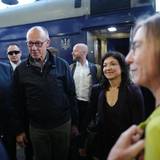 04.10.2026, Ukraine, Kiew: Bundeskanzler Friedrich Merz (CDU) kommt am frühen Morgen auf dem Hauptbahnhof der ukrainischen Hauptstadt Kiew an. Foto: Kay Nietfeld/dpa +++ dpa-Bildfunk +++