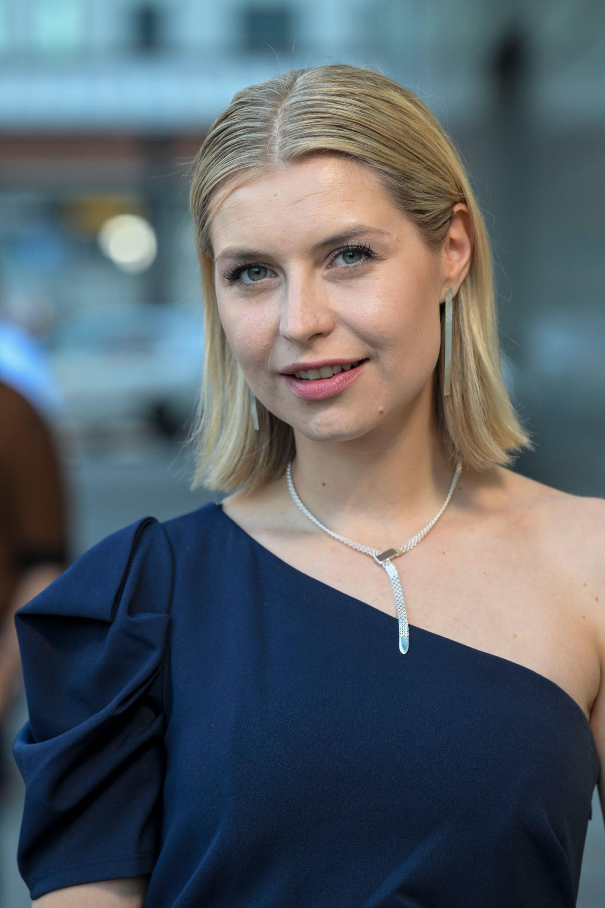 Neben den Dreharbeiten zu „Die Rosenheim-Cops“ hat Sarah Thonig Kommunikationswissenschaften studiert und eine Drehbuchausbildung abgeschlossen. (Bild: 2025 Getty Images/Hannes Magerstaedt)