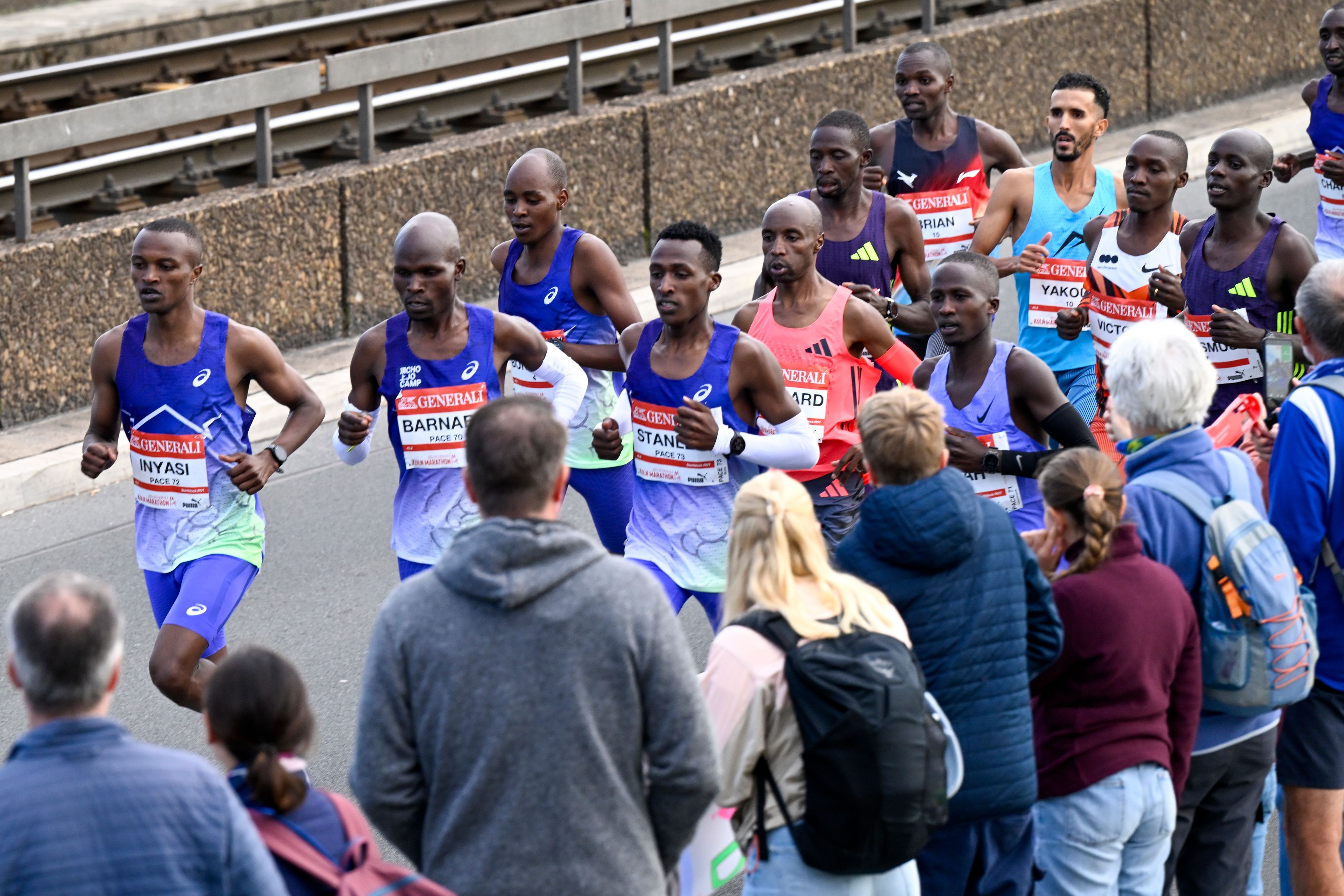 04.10.2026, Köln: Die Spitzengruppe läuft voran. Am 28. Generali Köln Marathon nehmen 41.000 Läuferinnen und Läufer teil. Foto: Uwe Weiser