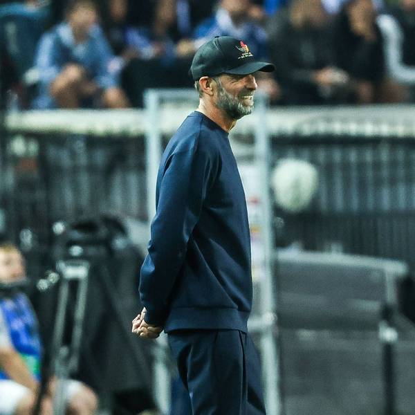 Jürgen Klopp steht an der Seitenlinie und hat die Arme hinter dem Rücken verschränkt.