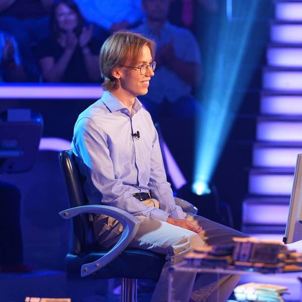 Mit Parkettboden kennt sich Marco Schwarz nur bedingt aus. (Bild: RTL / Stefan Gregorowius)