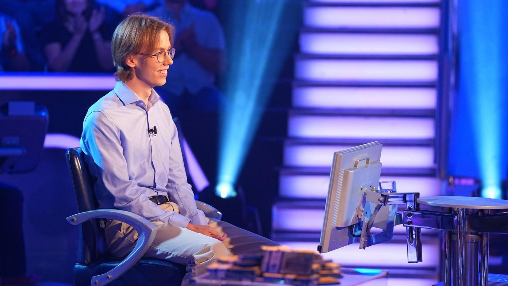 Mit Parkettboden kennt sich Marco Schwarz nur bedingt aus. (Bild: RTL / Stefan Gregorowius)