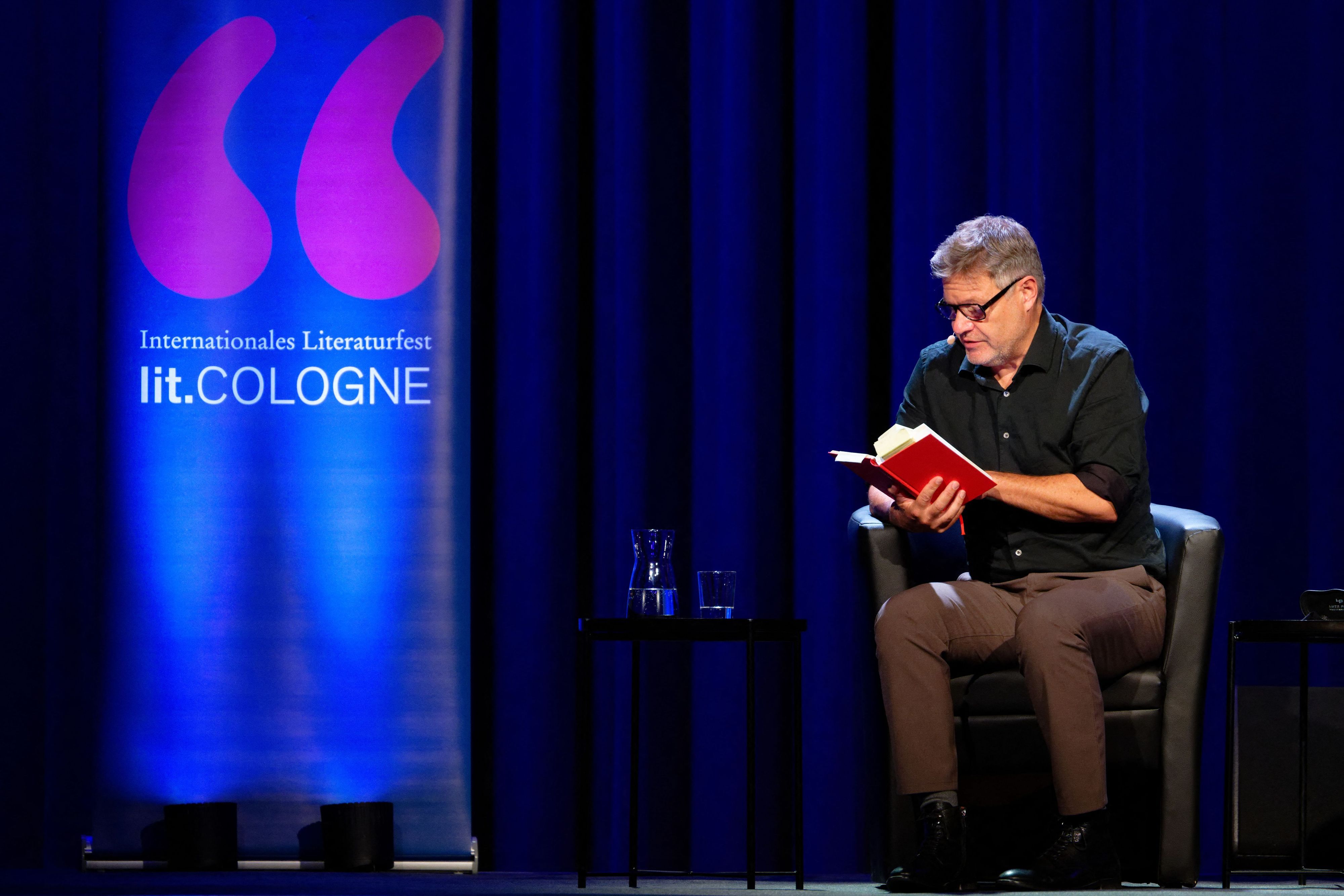 Robert Habeck sitzt bei der Vorstellung seines neuen Buchs im Rahmen der LitCologne auf der Bühne