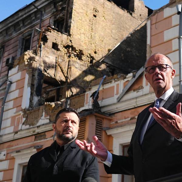 Kiew: Bundeskanzler Friedrich Merz (r., CDU) und Wolodymyr Selenskyj (l.), Präsident der Ukraine, stehen am zerstörten Gebäude der Nationalen Akademie der Wissenschaften.