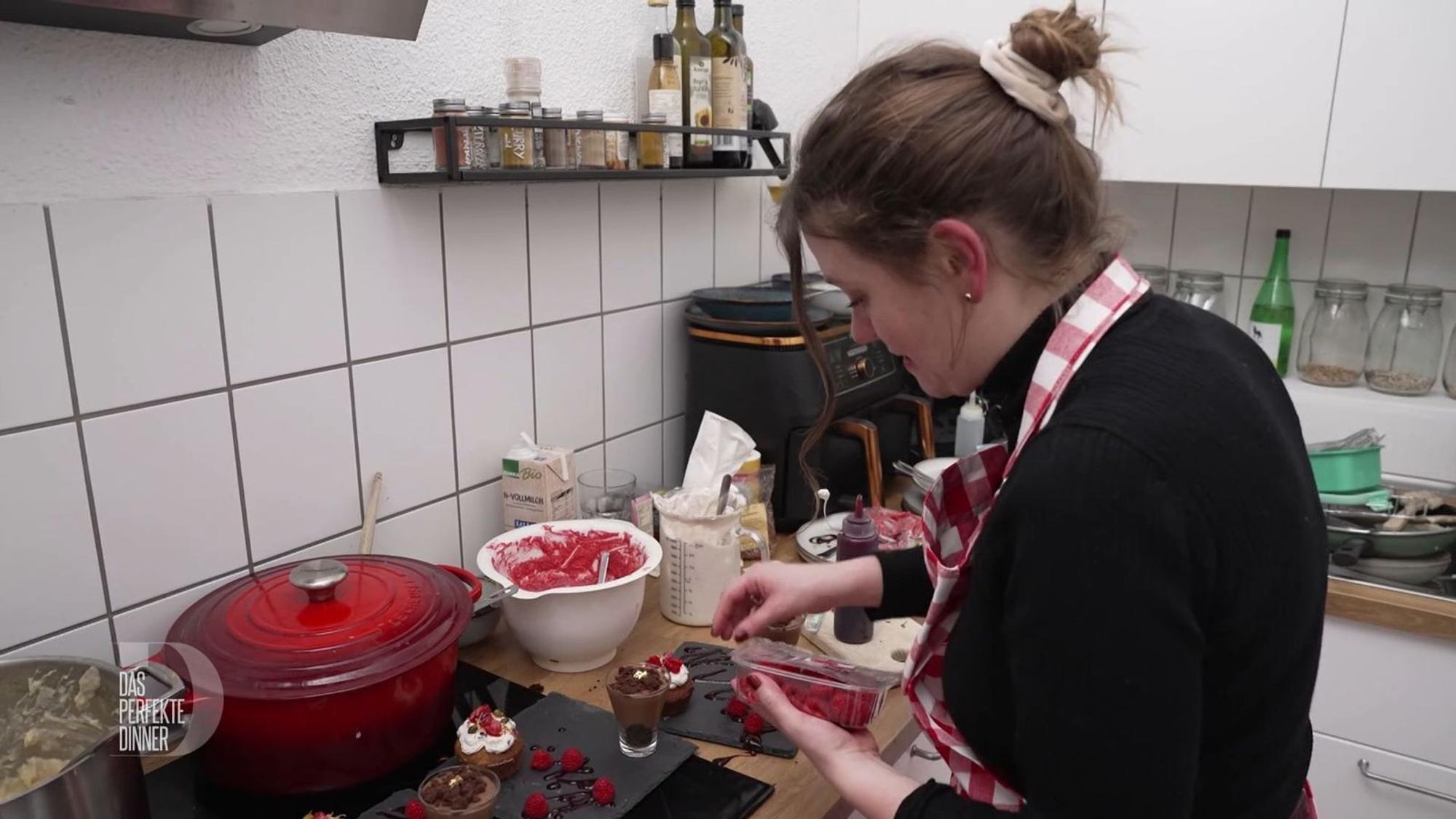 Elise dekoriert ihre Dessert-Kleinigkeiten - den Plan B bemerkt sicher niemand.
(Bild: RTL)