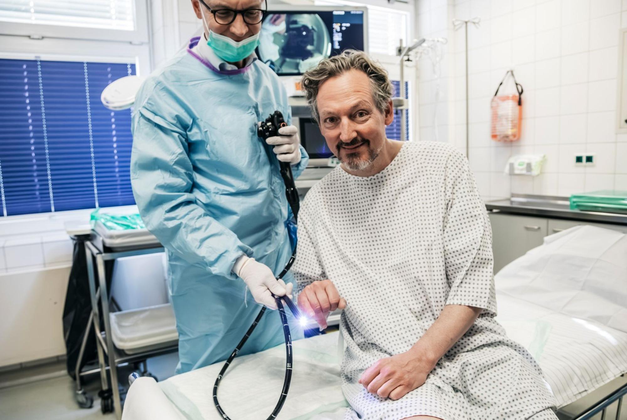 Eckart von Hirschhausen (rechts) möchte Menschen mögliche Schrecken nehmen, sich einer Darmspiegelung zu unterziehen. (Bild: WDR/Taimas Ahangari)